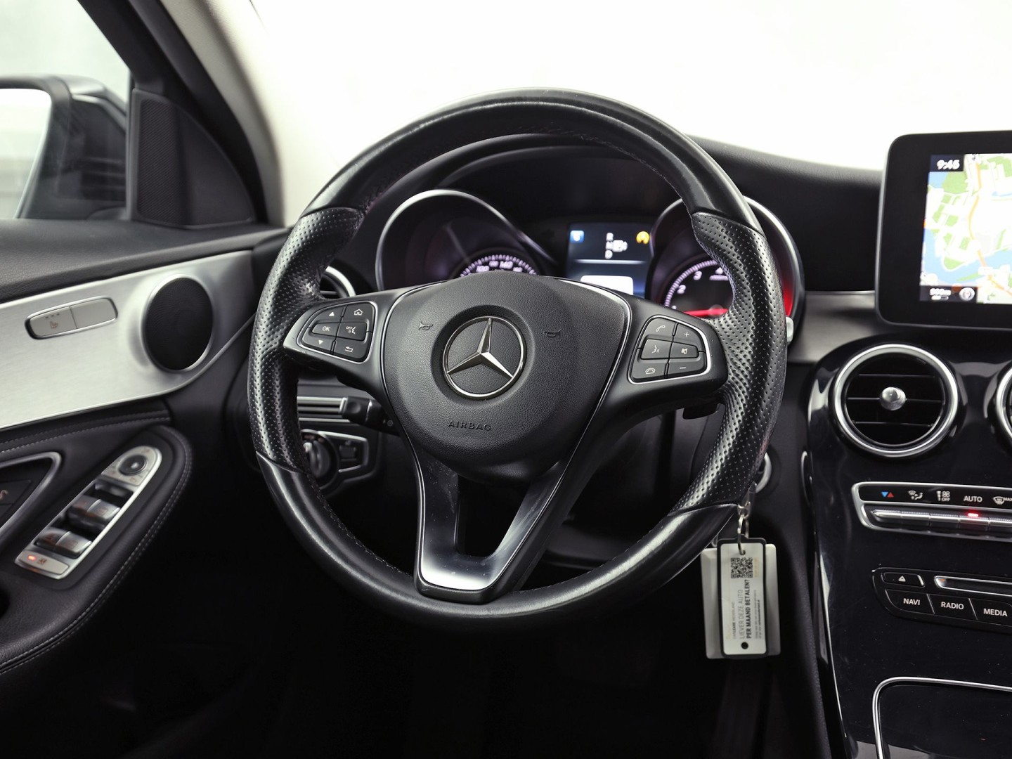 Mercedes-Benz C-Klasse 180 AMG Sport Automaat (GROOT NAVI, LEDER, STOELVERWARMING, GETINT GLAS, SPORTSTOELEN, CRUISE, NIEUWE APK, NIEUWSTAAT)