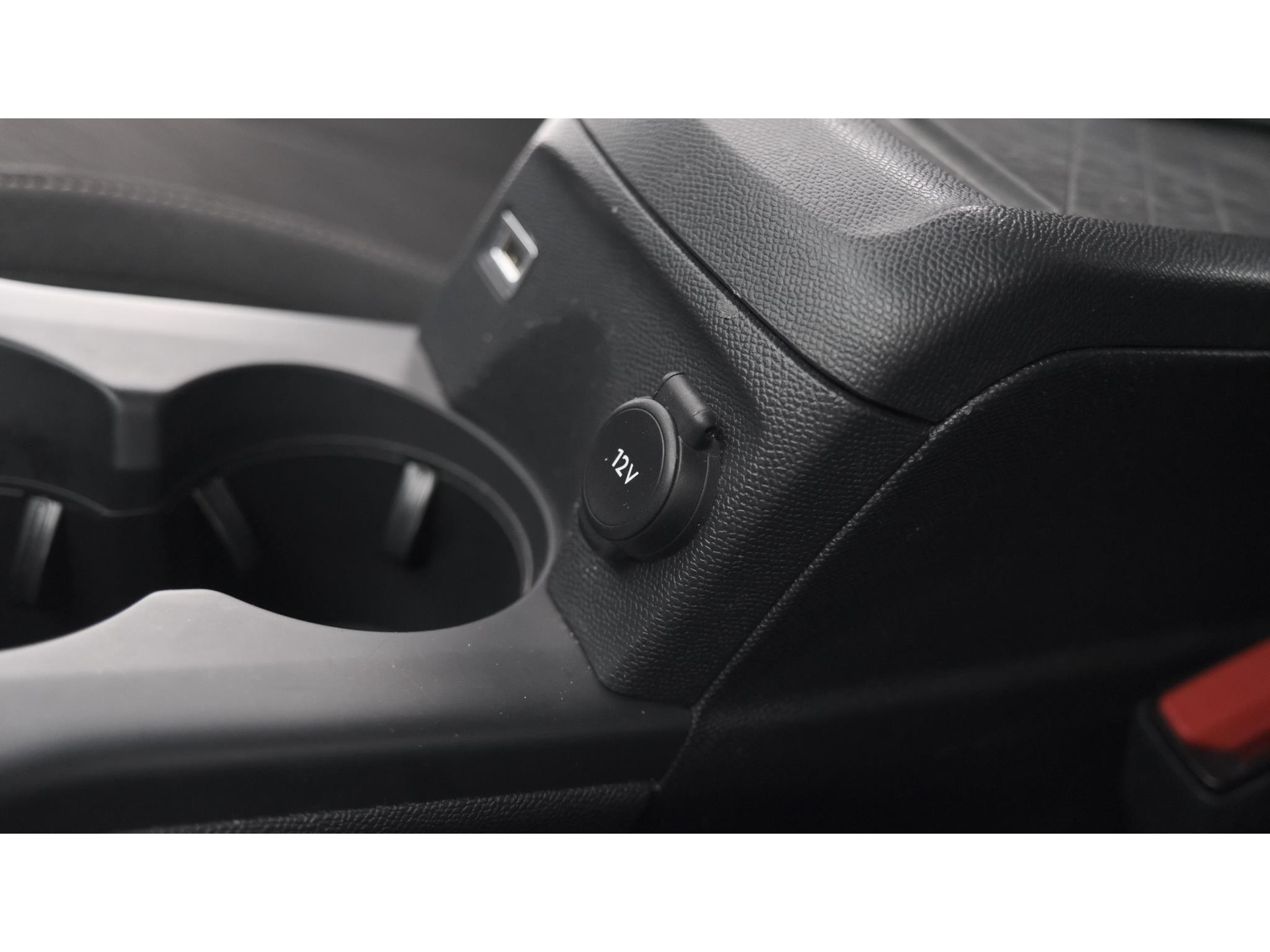 DS 3 Crossback PureTech 100 Montmartre | Parkeersensoren | Apple Carplay | Allseason Banden | Navigatie | Climate Control