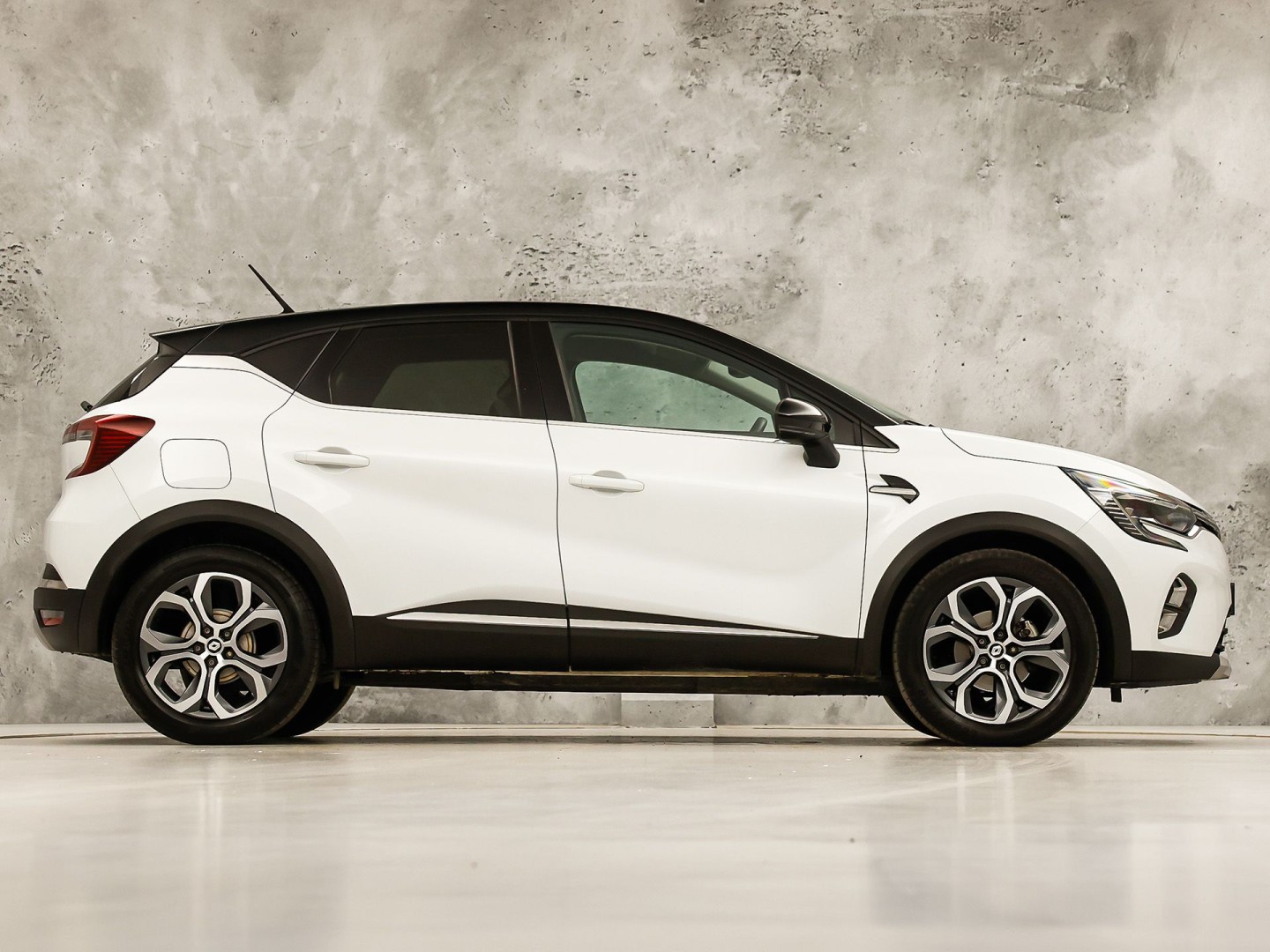 Renault Captur 1.3 TCe 140 Intens Sport 140Pk Automaat (VIRTUAL COCKPIT, APPLE CARPLAY, GROOT NAVI, CAMERA, CLIMATE, SPORTSTOELEN, LEDER, GETINT GLAS, CRUISE, NIEUWSTAAT)