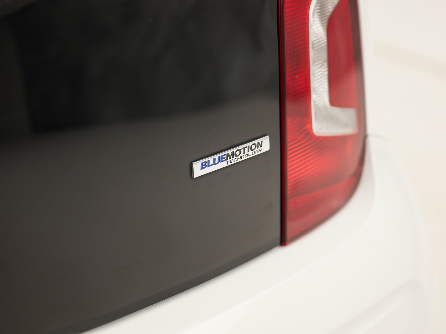 Volkswagen up! 1.0 high up! (NAVIGATIE, 5 DEURS, GETINT GLAS, LM VELGEN, SPORTSTOELEN, PARKEERSENSOREN, ELEK RAMEN, NIEUWSTAAT)