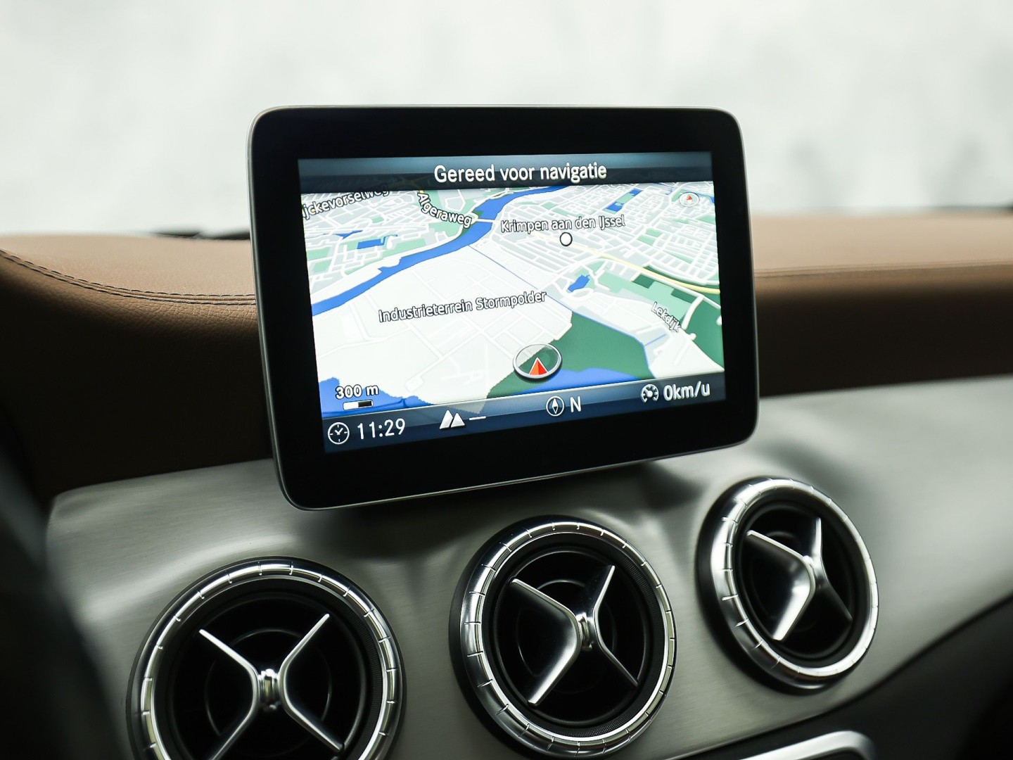 Mercedes-Benz CLA-Klasse 180 AMG Sport Automaat (PANORAMADAK, GROOT NAVI, BRUIN LEDER, CAMERA, STOELVERWARMING, SPORTSTOELEN, GETINT GLAS, DIAMOND GRILL, NIEUWE APK, NIEUWSTAAT)