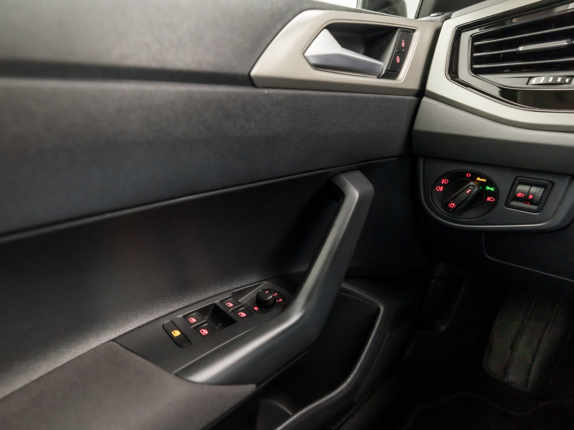 Volkswagen Polo 1.0 TSI Sportline (APPLE CARPLAY, GROOT NAVI, CLIMATE, CAMERA, SPORTSTOELEN, LM VELGEN, ADAPTIVE CRUISE, MODE KNOP, PARKEER ASSISTENT, PARKEERSENSOREN, NIEUWSTAAT)