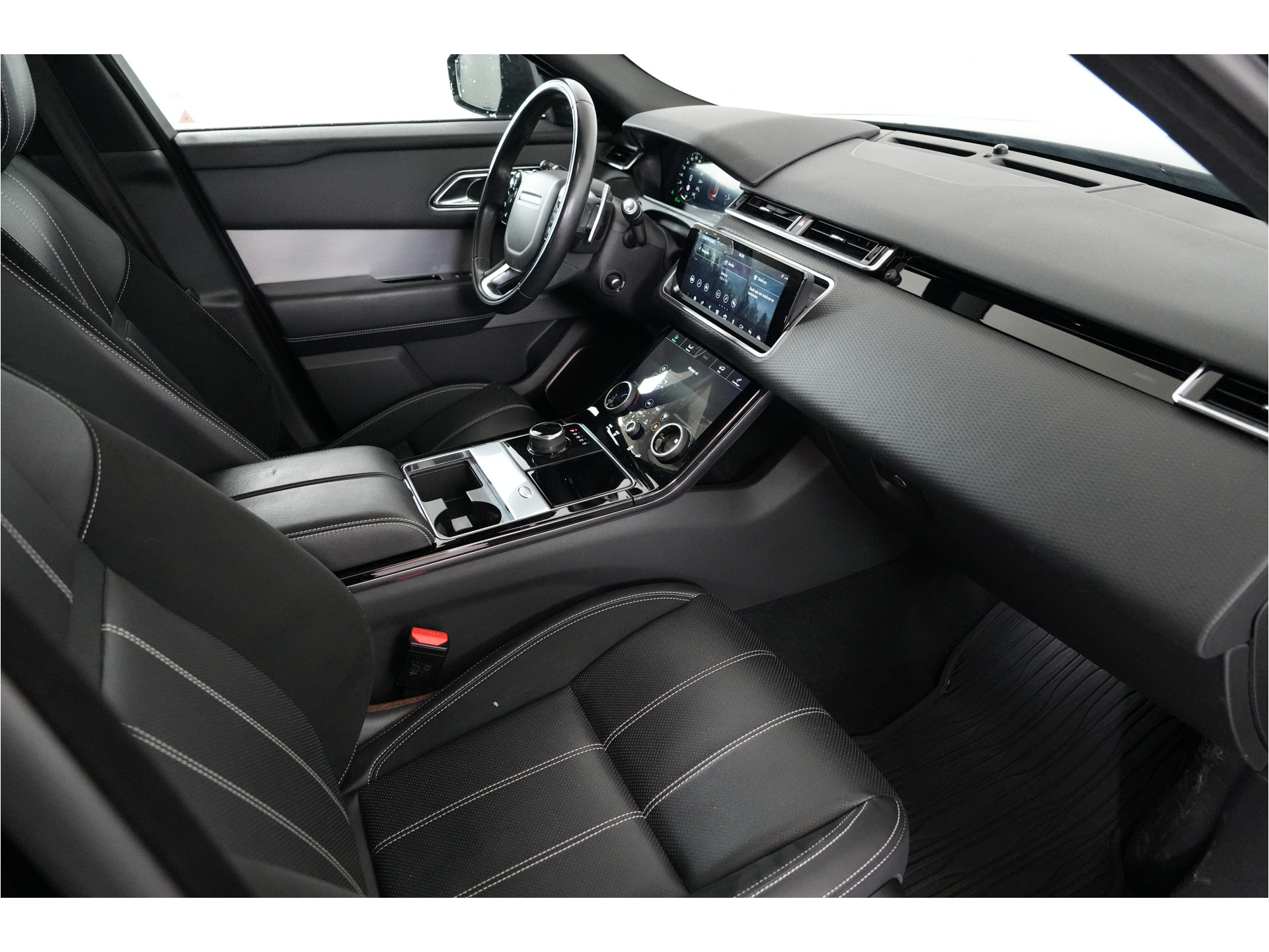 Land Rover Range Rover Velar 2.0 I4 Turbo 300 pk AWD R-Dynamic SE | Pano | Trekhaak | El. Stl. verst. | Massage | Leder | Inparkeer |e | Stl. verw. |