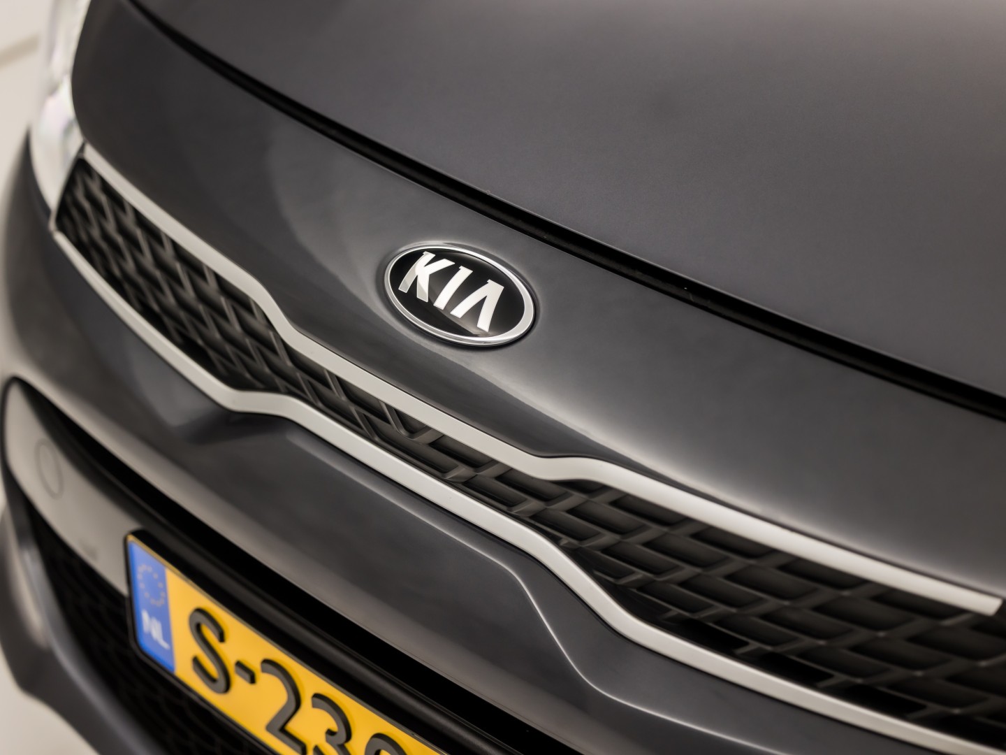 Kia Rio 1.4 DynamicLine Sport Automaat (STUUR/STOELVERWARMING, GETINT GLAS, CAMERA, SPORTSTOELEN, LM VELGEN, ELEK PAKKET, NIEUWSTAAT)