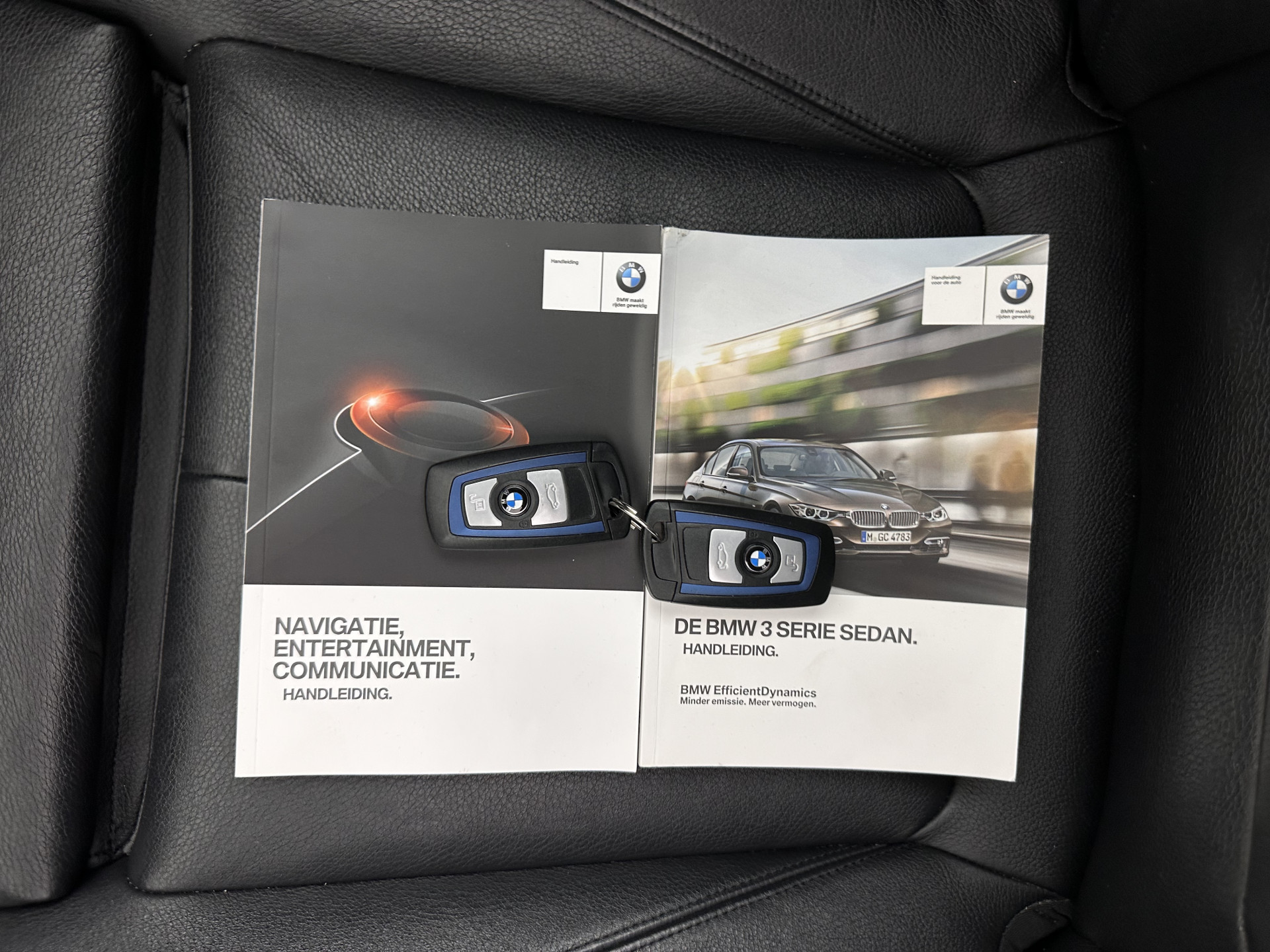 BMW 3-serie 330d M-Sportpack High Executive Aut. *PANO | LEATHER | XENON | ADAPTIVE-CRUISE | HARMAN/KARDON | MEMORY-PACK | BLINDSPOT | HEATED-SPORTSEATS | CAMERA | DAB | KEYLESS | ECC | HEAD-UP | PDC | SHIFTPADDLES | TOWBAR |  18''ALU