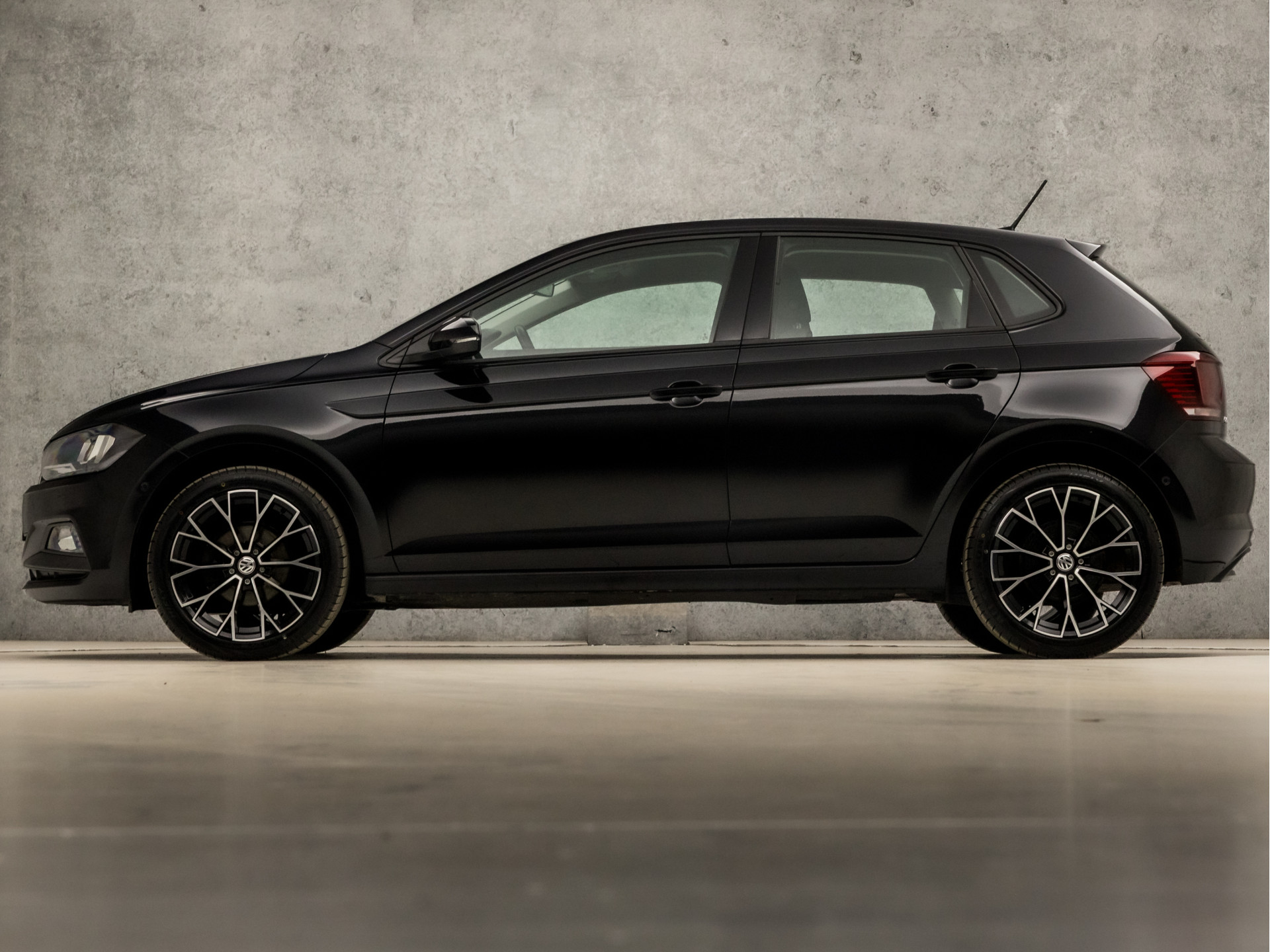 Volkswagen Polo 1.0 TSI Sportline (APPLE CARPLAY, GROOT NAVI, CLIMATE, CAMERA, SPORTSTOELEN, LM VELGEN, ADAPTIVE CRUISE, MODE KNOP, PARKEER ASSISTENT, PARKEERSENSOREN, NIEUWSTAAT)
