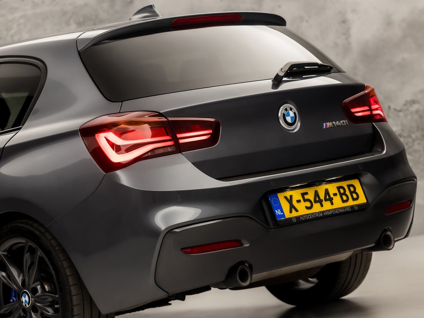 BMW M140i M Sport High Executive 340Pk Automaat (6 CILINDER, M PAKKET, HARMAN/KARDON, ALCANTARA, CAMERA, SPORTSTOELEN, M SPORTREMMEN, NAVIGATIE, STOELVERWARMING, GETINT GLAS, NIEUWSTAAT)