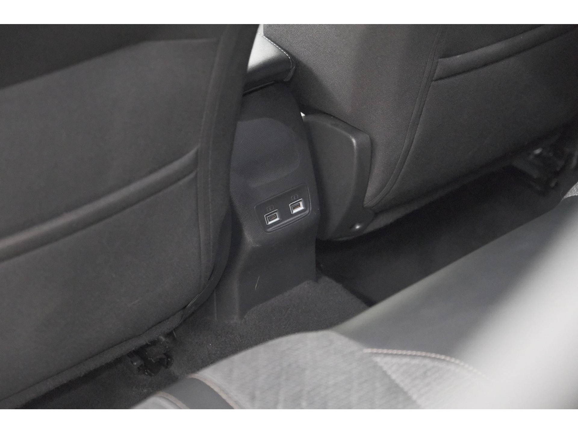 Peugeot 2008 Hybrid 136 e-DCS6 Allure | 360 Camera | Adaptieve Cruise Control | Dodehoekdetectie | Navigatie