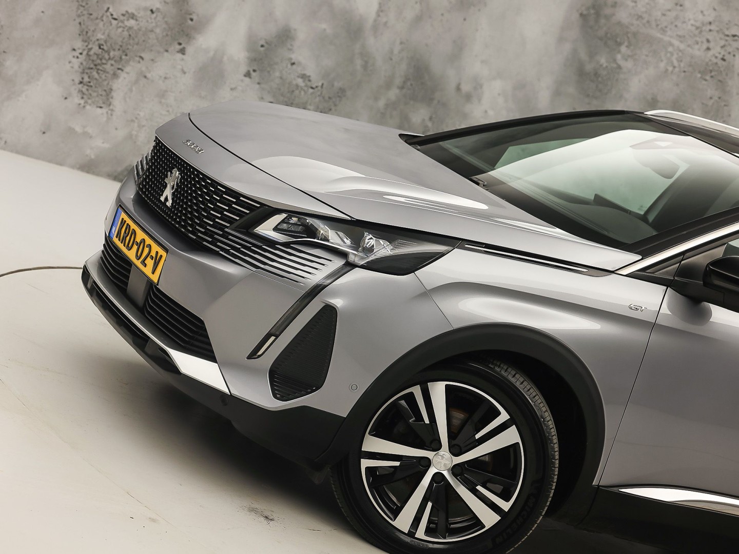 Peugeot 3008 1.2 PureTech GT Line (PANORAMADAK, APPLE CARPLAY, GROOT NAVI, LEDER, STOELVERWARMING, SPORTSTOELEN, GETINT GLAS, KEYLESS, NIEUWSTAAT)