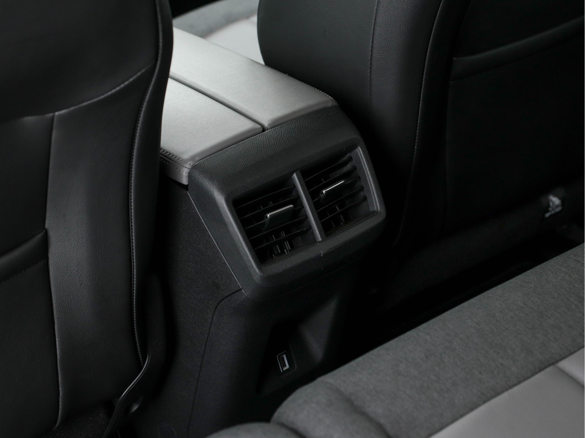 Citroën C5 Aircross 1.5 BlueHDI Business-Plus (INCL-BTW) *LEATHER-MICROFIBRE | NAVI-FULLMAP | FULL-LED | KEYLESS | TOP-VIEW | ECC | PRIVACY-GLASS | PDC | CRUISE | DAB | DIGI-COCKPIT | CARPLAY |  LANE-ASSIST | TOWBAR | 19"ALU*