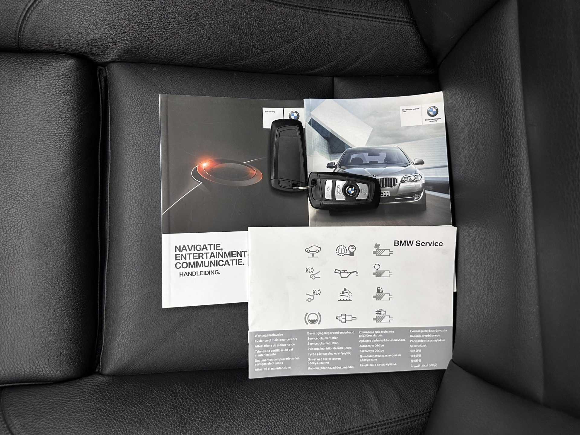 BMW 5-serie 520i M-Sportpack High Executive Aut. *PANO | LEATHER | XENON | HARMAN/KARDON | HEATED-SPORTSEATS | NAVI-FULLMAP | PRIVACY-GLASS | SHIFTPADDLES | ECC | PDC | CRUISE | 18''ALU*