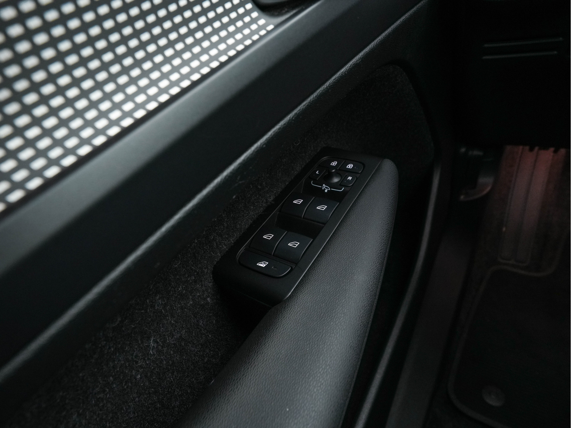 Volvo XC40 Recharge P8 AWD R-Design [ 3-Fase-11kW ] {SOH-89%} (INCL-BTW) *PANO | LEATHER-MICROFIBRE | DIGI-COCKPIT | FULL-LED | NAVI-FULLMAP | ECC | CARPLAY | PDC | KEYLESS | HEATED-SPORTSEATS | BLIS | PRIVACY-GLASS | 20"ALU*