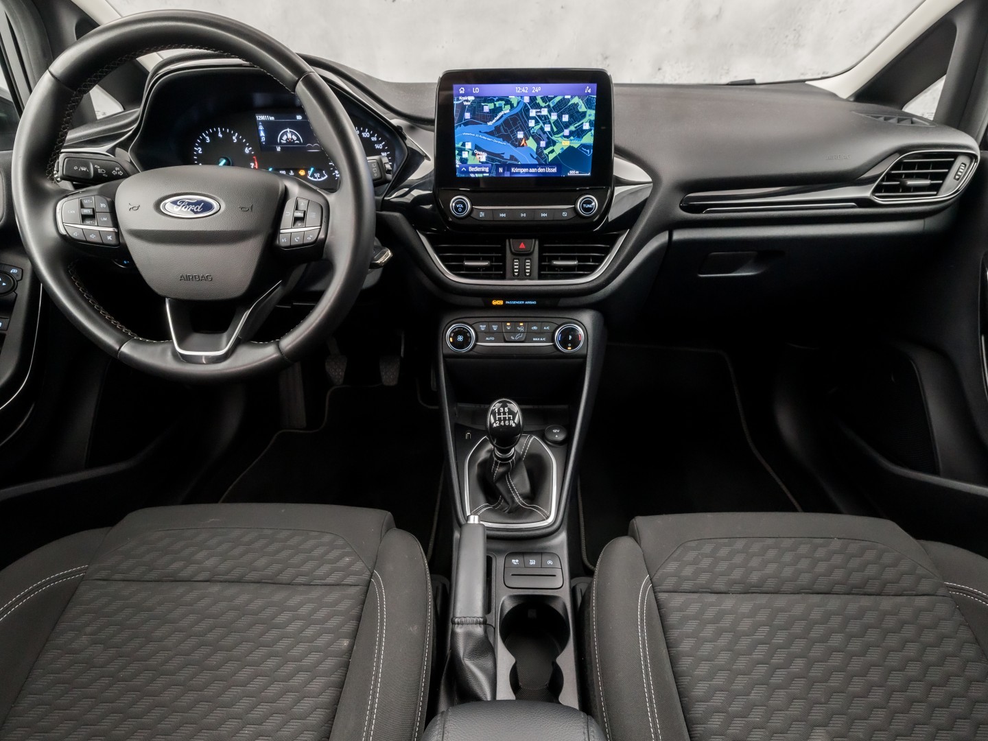 Ford Fiesta 1.0 EcoBoost Hybrid Titanium Sport (APPLE CARPLAY, GROOT NAVI, CLIMATE, GETINT GLAS, PARKEERSENSOREN, SPORTSTOELEN, LM VELGEN, CRUISE, NIEUWSTAAT)