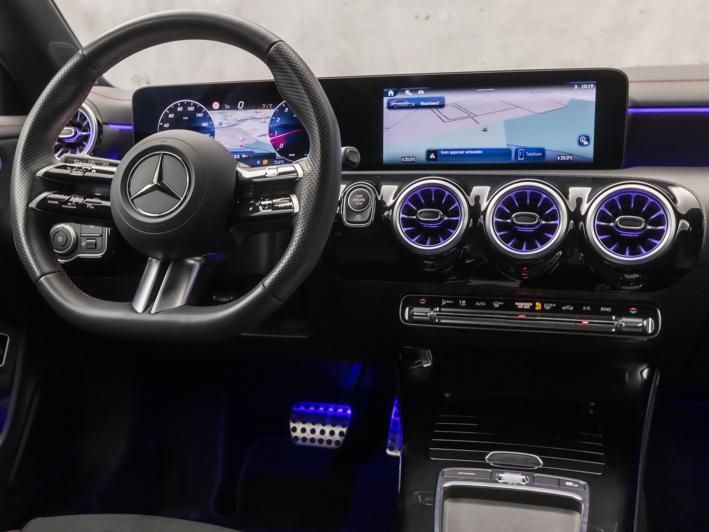 Mercedes-Benz CLA-Klasse 180 AMG Sport Automaat (GROOT NAVI, LOGISCH NAP, CAMERA, LEDER, SPORTSTOELEN, GETINT GLAS, STOELVERWARMING, ELEK ACHTERKLEP, NIEUWSTAAT)