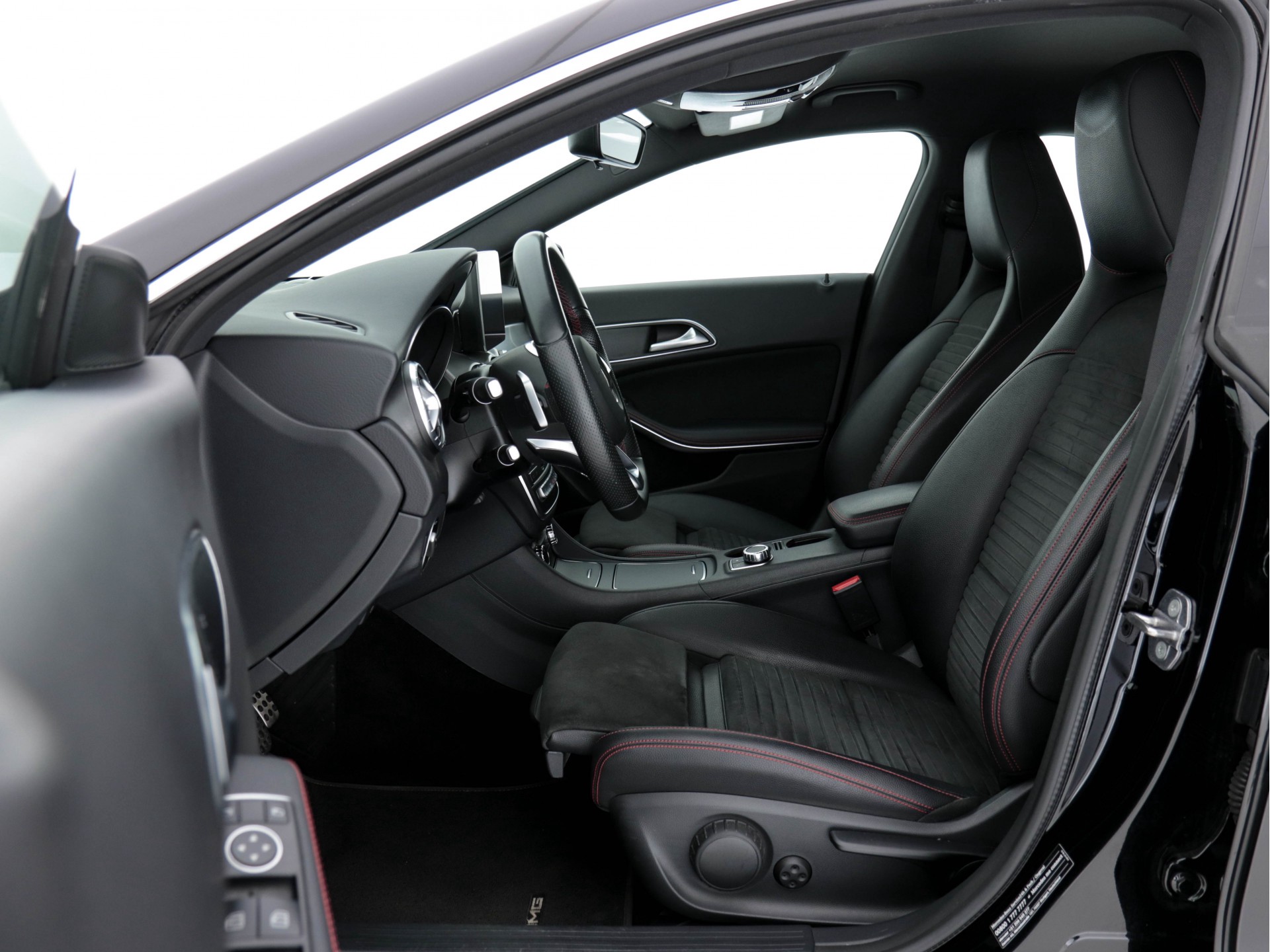 Mercedes-Benz CLA-klasse Shooting Brake 180 AMG-Line Business Solution (INCL-BTW) Aut. *NAVI-FULLMAP | FULL-LED | LEATHER-MICROFIBRE | CAMERA | ECC | PDC | CRUISE | SPORT-SEATS | SHIFT-PADDLES | 18"ALU*