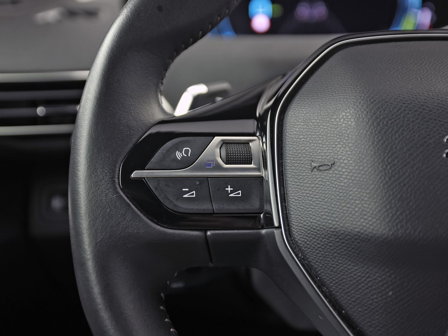 Peugeot 3008 1.6 HYbrid 225 Allure Sport 225Pk Automaat (APPLE CARPLAY, GROOT NAVI, 360 CAMERA, KEYLESS, SPORTSTOELEN, LEDER, GETINT GLAS, ZWART HEMEL, NIEUWSTAAT)