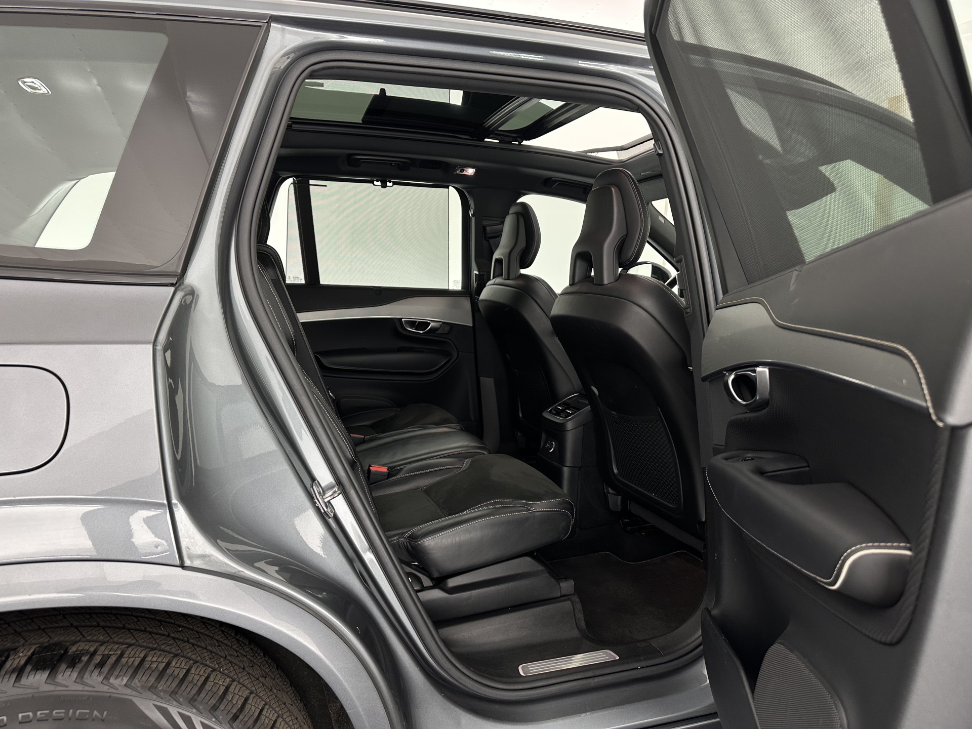 Volvo XC90 2.0 T8 R-Design Twin Engine AWD [ 7-Pers. ] (Plug-In) Aut. *PANO | LEATHER-ALCANTARA | FULL-LED | MEMORY-PACK | DIGI-COCKPIT | NAVI-FULLMAP | CARPLAY | ECC | HEATED-SPORTSEATS | LANE-ASSIST | PDC | HEAD-UP | TOWBAR | 20"ALU*