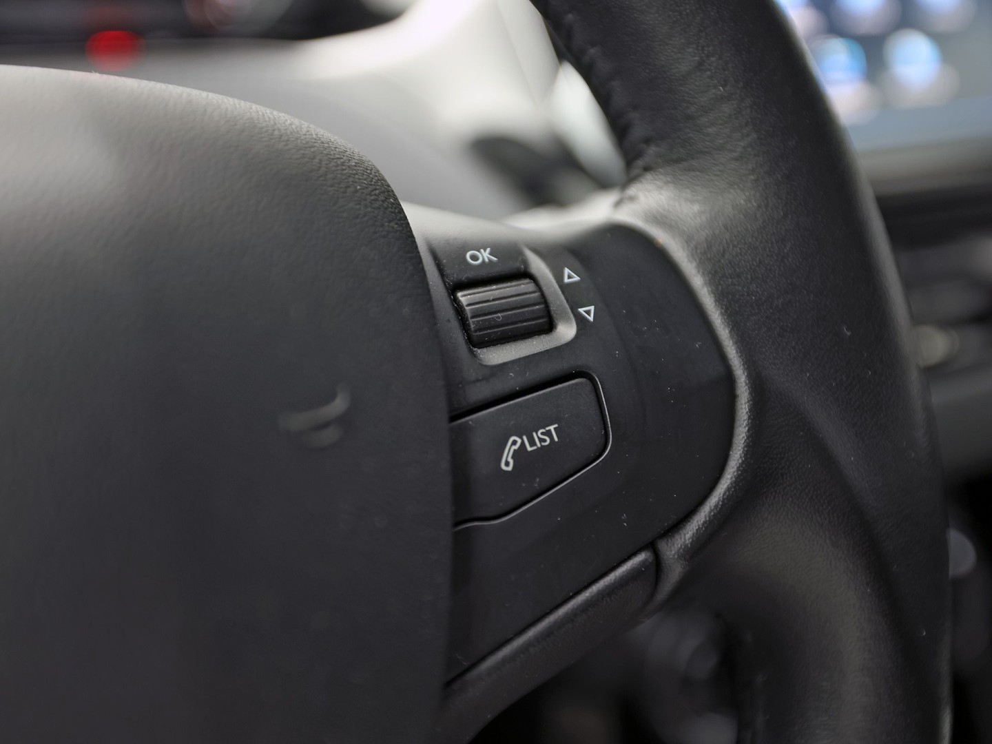 Peugeot 2008 1.2 PureTech Sport (SCHERM, CRUISE, SPORTSTOELEN, NIEUWE APK, NIEUWSTAAT)