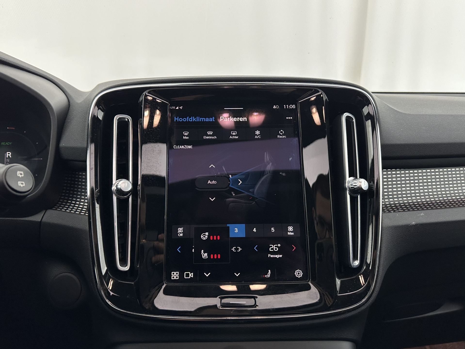 Volvo XC40 Recharge P8 AWD R-Design [ 3-Fase-11kW ] {SOH-90%} (INCL-BTW) Aut. *PANO | LEATHER-ALCANTARA | ADAPTIVE-CRUISE | DIGI-COCKPIT | FULL-LED | HARMAN/KARDON | TOPVIEW | NAVI-FULLMAP | ECC | PDC | KEYLESS | HEATED-SPORTSEATS | TOWBAR | 20''ALU*