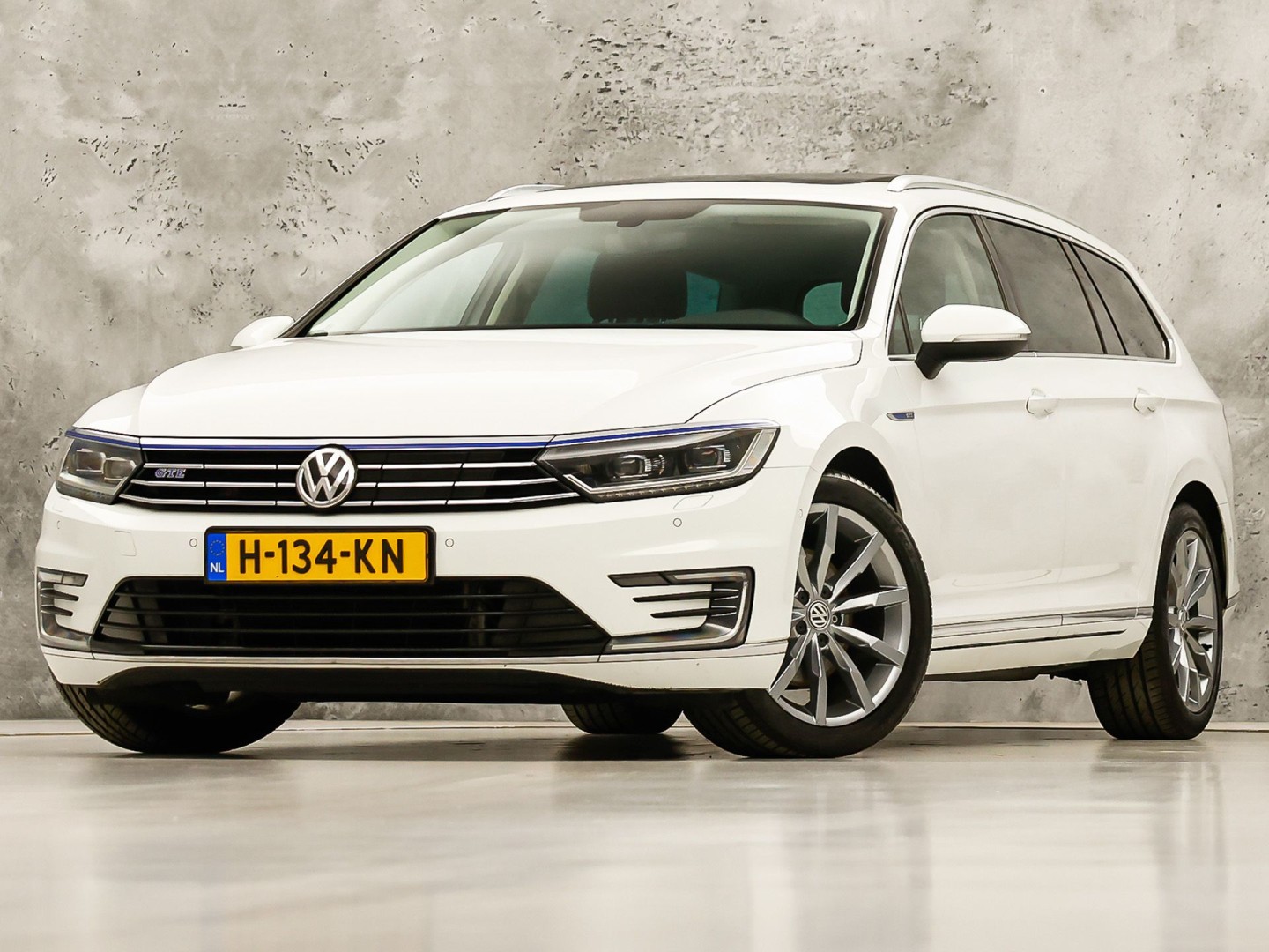 Volkswagen Passat Variant 1.4 TSI GTE HighLine Sport Automaat (PANORAMADAK, APPLE CARPLAY, SOH 77,9%, GROOT NAVI, CAMERA, TREKHAAK, KEYLESS, SPORTSTOELEN, STOELVERWARMING, GETINT GLAS, NIEUWSTAAT)