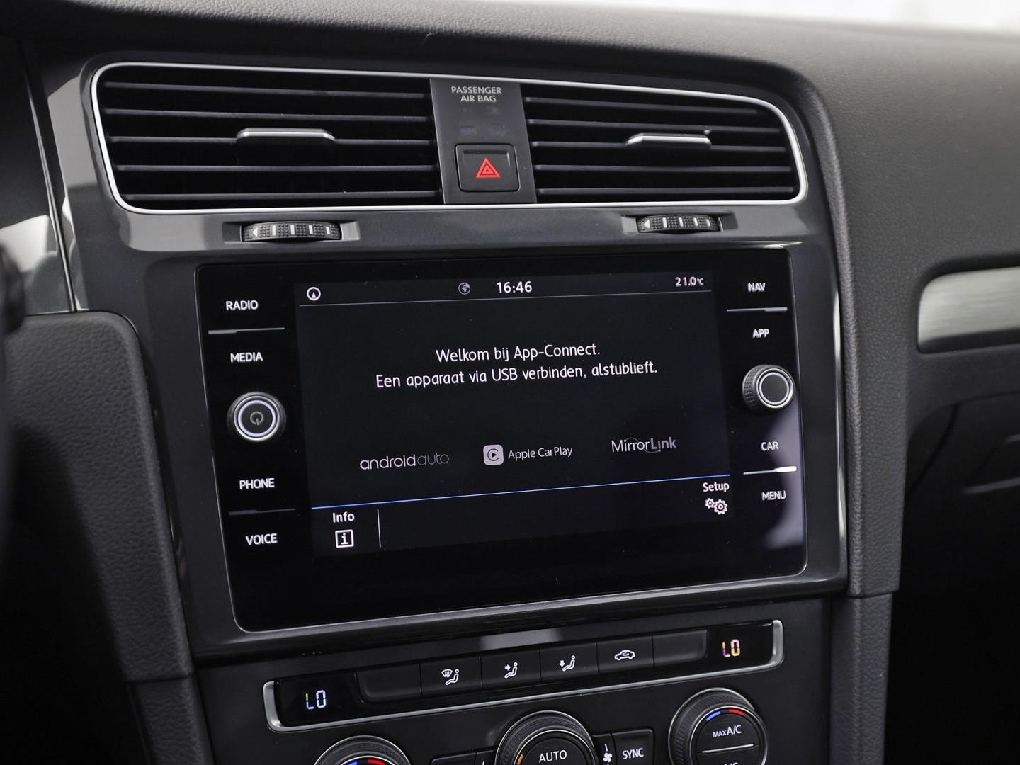 Volkswagen Golf 1.0 TSI Sportline (APPLE CARPLAY, NAP, GROOT NAVI, CLIMATE, PARKEERSENSOREN, SPORTSTOELEN, LM VELGEN, ADAPTIVE CRUISE, NIEUWSTAAT)