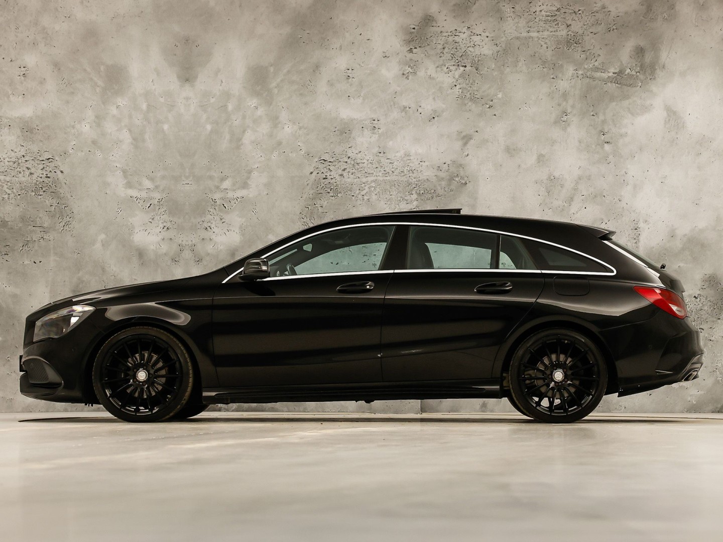 Mercedes-Benz CLA-Klasse 200 AMG Sport 156Pk Automaat (PANORAMADAK, GROOT NAVI, LEDER, STOELVERWARMING, SPORTSTOELEN, PARKEERSENSOREN, CRUISE, NIEUWSTAAT)