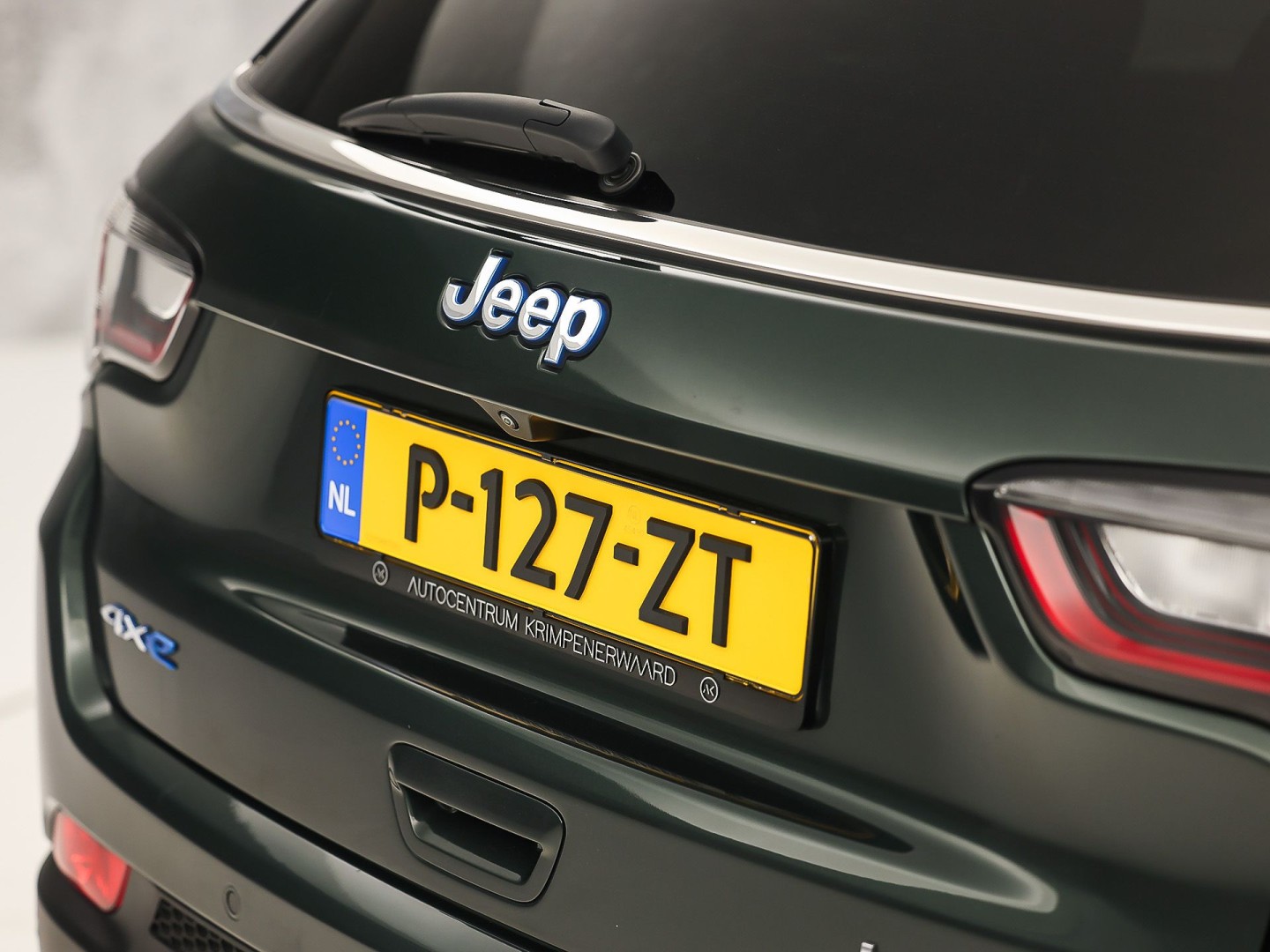 Jeep Compass 4xe 190 Plug-in Hybrid Electric Night Eagle. Automaat (NAP, APPLE CARPLAY, GROOT NAVI, LEDER, ADAPTIVE CRUISE, SPORTSTOELEN, GETINT GLAS, KEYLESS, NIEUWSTAAT)