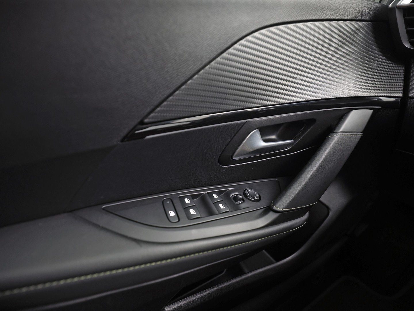 Peugeot 208 1.2 PureTech GT-Line Automaat (VIRTUAL COCKPIT, APPLE CARPLAY, GROOT NAVI, LEDER, 360 CAMERA, SPORTSTOELEN, GETINT GLAS, LM VELGEN, LANE ASSIST, NIEUWSTAAT)