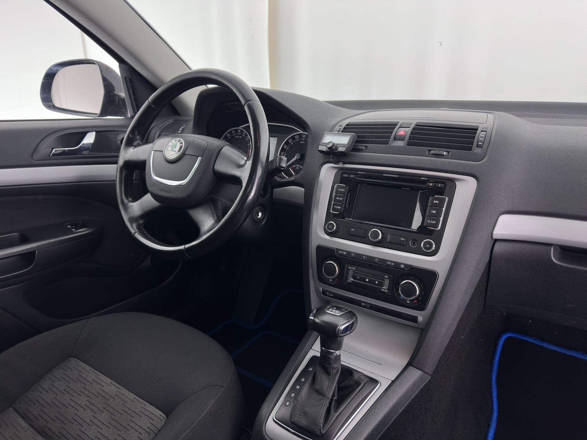 ŠKODA Octavia Combi 1.6 TDI Ambition Business Line Aut. *NAVI-FULLMAP | AIRCO | CRUISE | AMUNDSEN-AUDIO | PDC | COMFORT-SEATS | TOWBAR | 15''ALU*