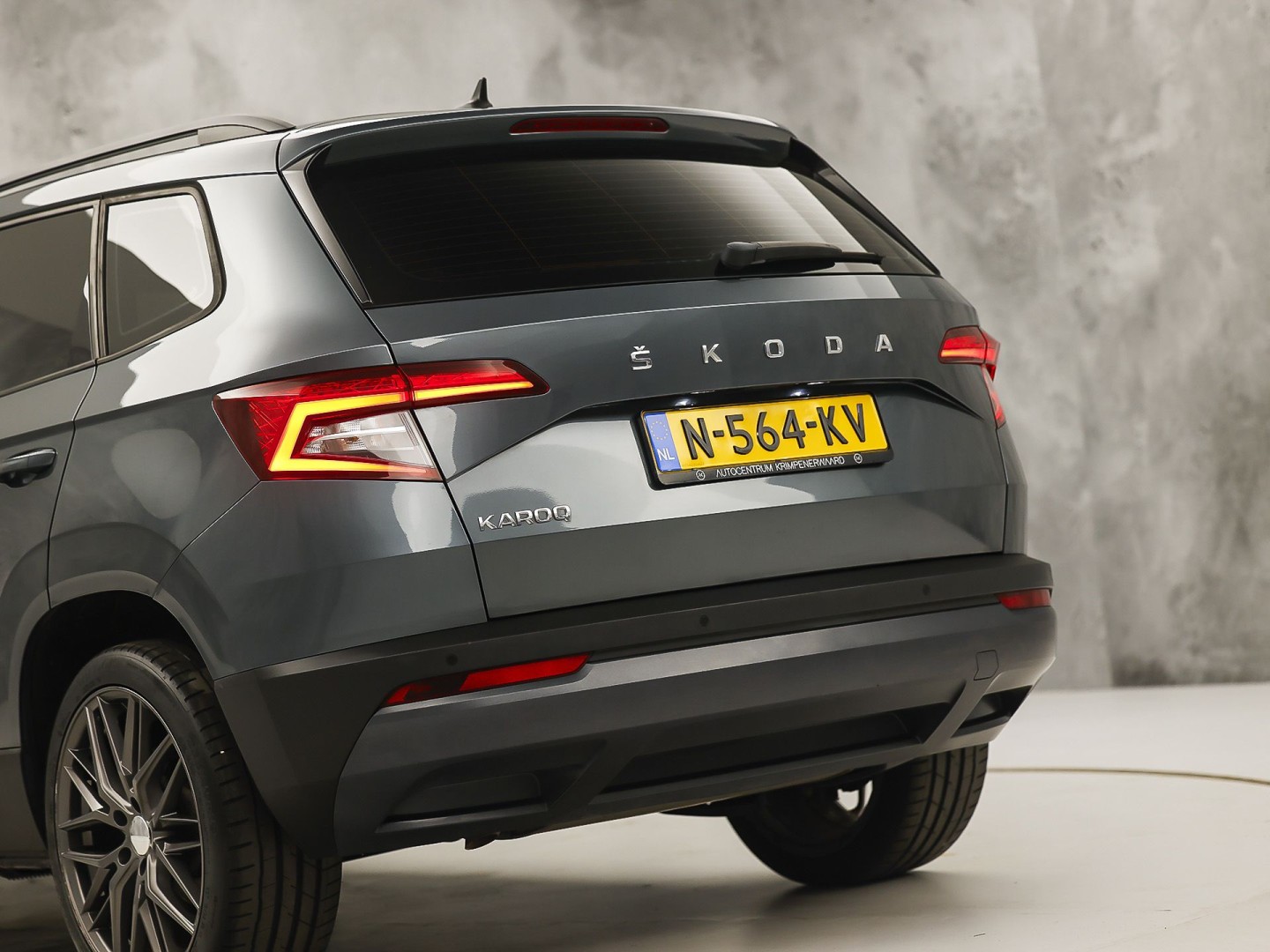 Škoda Karoq 1.5 TSI ACT Sport 150Pk (APPLE CARPLAY, CLIMATE, STOELVERWARMING, GETINT GLAS, SPORTSTOELEN, PARKEERSENSOREN, CRUISE, NIEUWSTAAT)