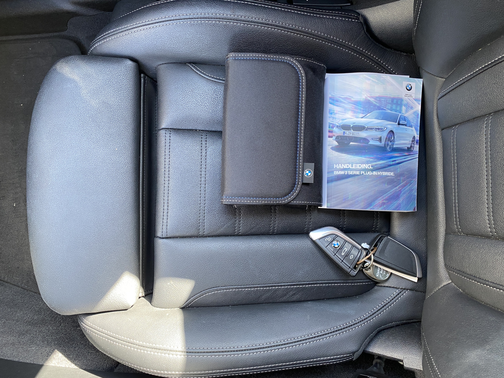 BMW 3-serie 330e High Executive M-Sport | 1e eigenaar | dealer onderh. | schuifdak | leder sportstoelen | camera | BTW auto