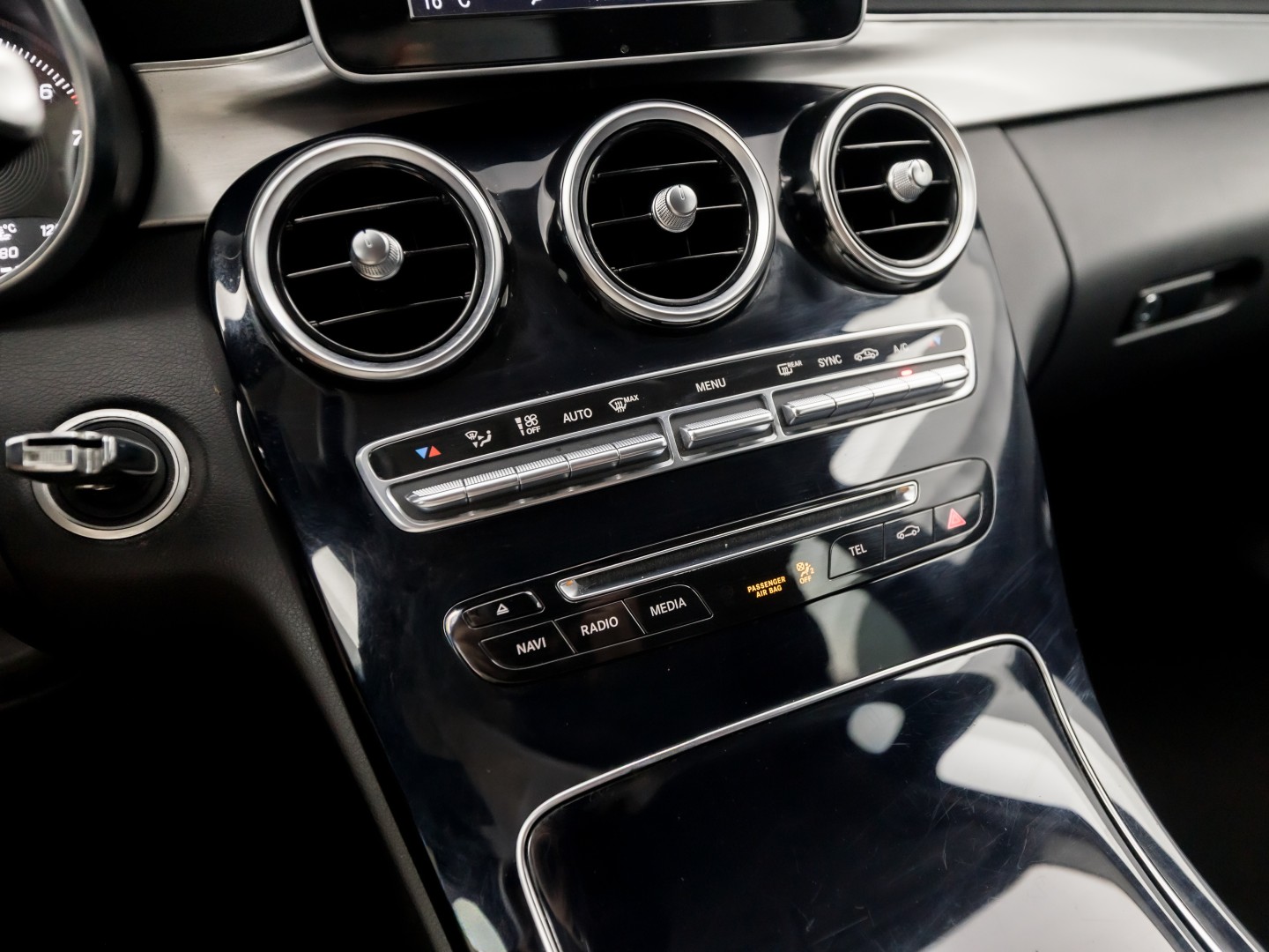 Mercedes-Benz C-Klasse 180 AMG Sport 156Pk Automaat (NAVIGATIE, LEDER, GETINT GLAS, ELEK SPORTSTOELEN, CRUISE, LED KOPLAMPEN, NIEUWSTAAT)