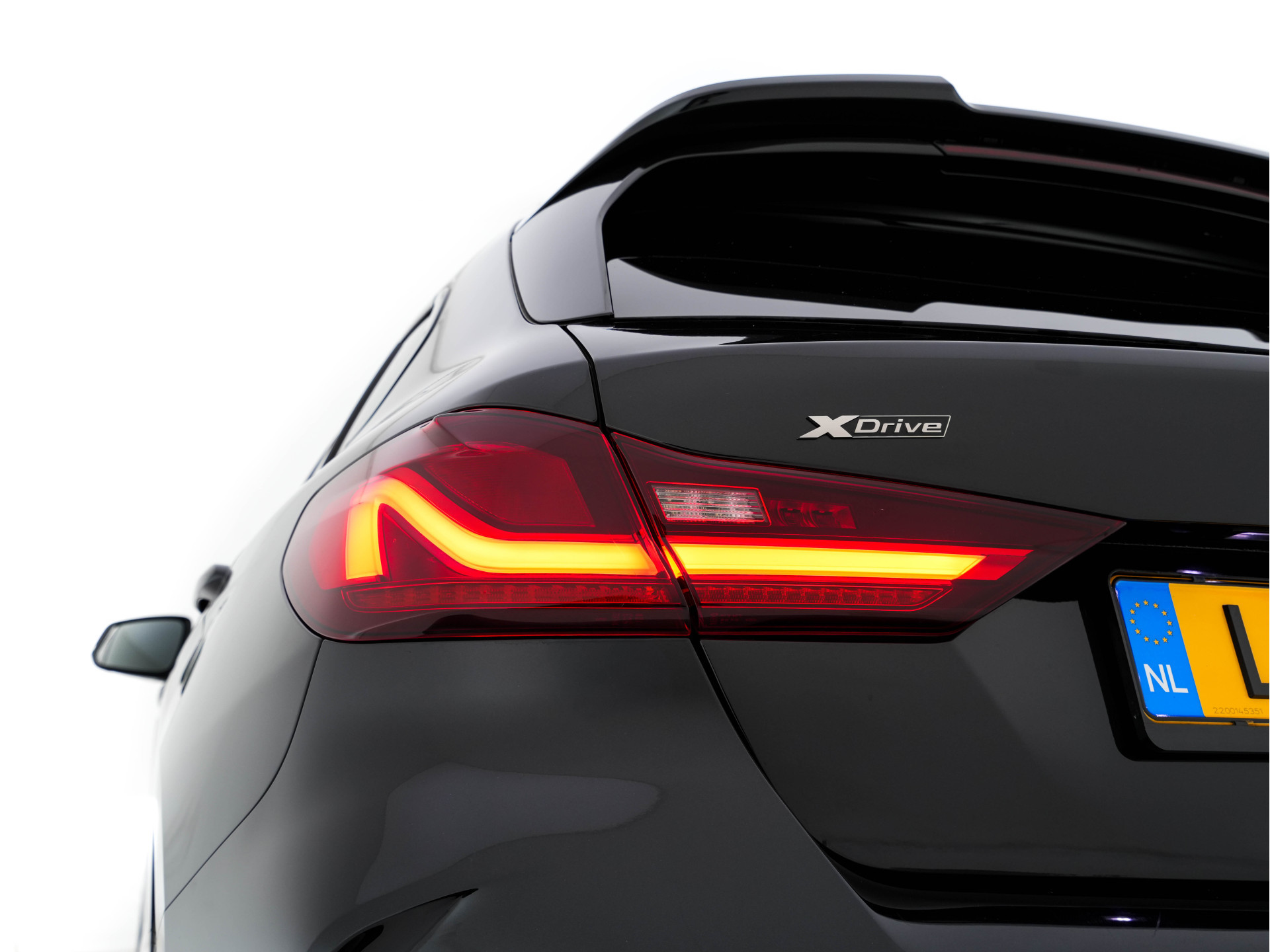 BMW 1-serie M135i xDrive M-Sportpack High Executive Aut. *ALCANTARA-MICROFIBRE | FULL-LED | HEATED-SPORTSEATS | SHIFT-PADDLES | DIGI-COCKPIT | HEAD-UP | NAVI-FULLMAP | DAB+ | PRIVACY-GLASS | AMBIENT-LIGHT | CARBON-INLAY | CARPLAY | 19''ALU*