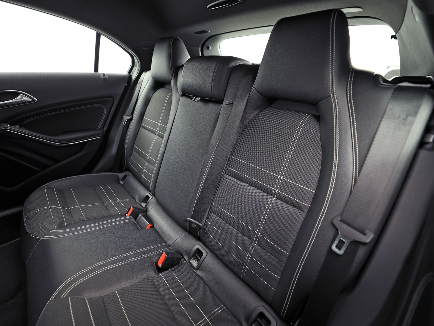 Mercedes-Benz A-Klasse 180 AMG Sport Automaat (NAVIGATIE, LEDER, STOELVERWARMING, SPORTSTOELEN, ZWART HEMEL, PARKEERSENSOREN, TREKHAAK, CRUISE, NIEUWSTAAT)