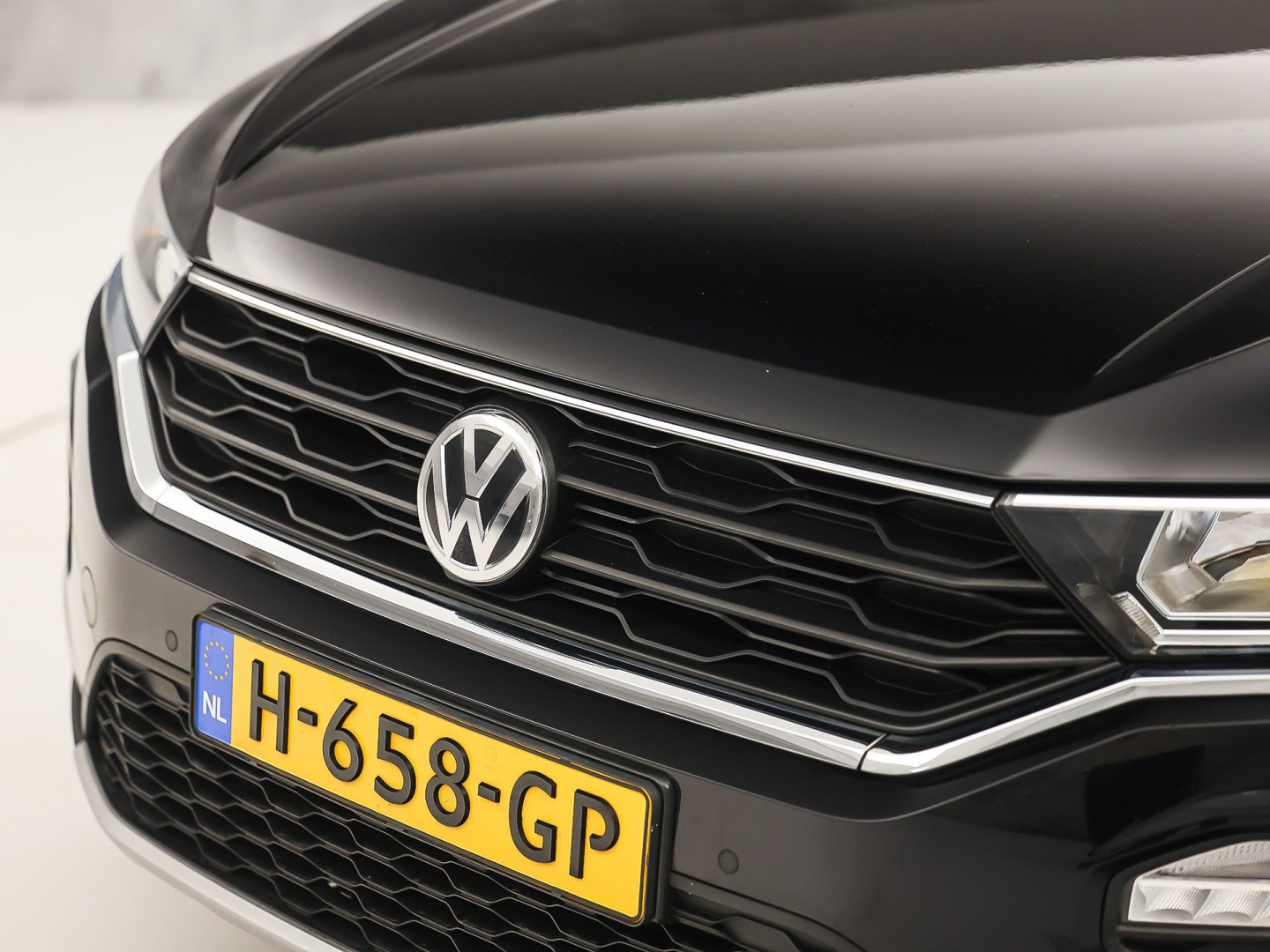 Volkswagen T-Roc 1.0 TSI Sport (APPLE CARPLAY, GROOT NAVI, CLIMATE, STOELVERWARMING, TREKHAAK, SPORTSTOELEN, PARKEERSENSOREN, ADAPTIVE CRUISE, NIEUWSTAAT)