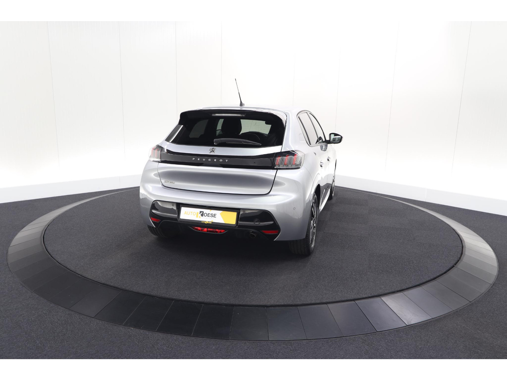 Peugeot 208 PureTech 100 EAT8 Allure | Adaptieve Cruise control |  Camera | Parkeersensoren voor + achter | Navigatie | Apple Carplay