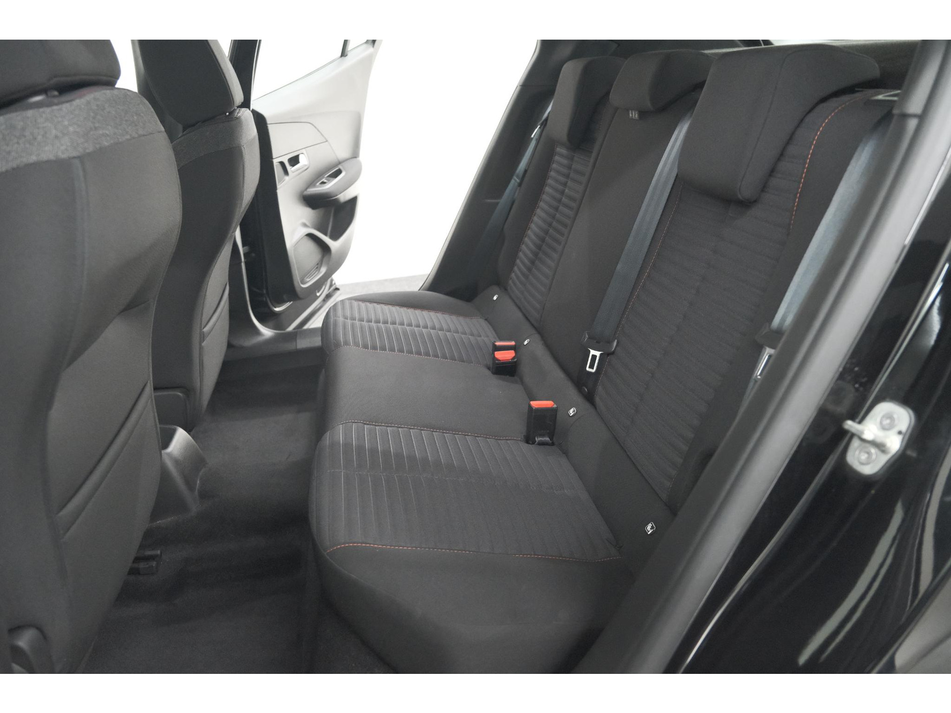 Peugeot 2008 PureTech 130 EAT8 Active | Parkeersensoren | Navigatie | Apple Carplay