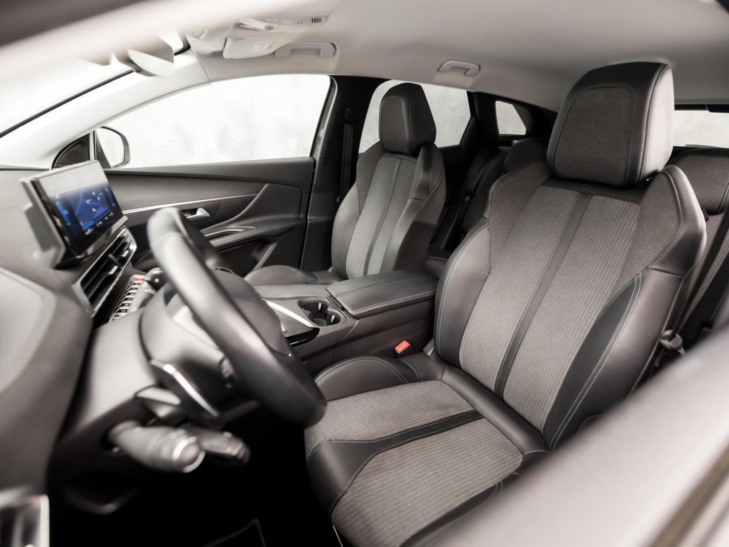 Peugeot 3008 1.6 HYbrid 225 Allure Sport 225Pk Automaat (APPLE CARPLAY, GROOT NAVI, 360 CAMERA, LEDER, KEYLESS, SPORTSTOELEN, GETINT GLAS, LANE ASSIST, NIEUWSTAAT)