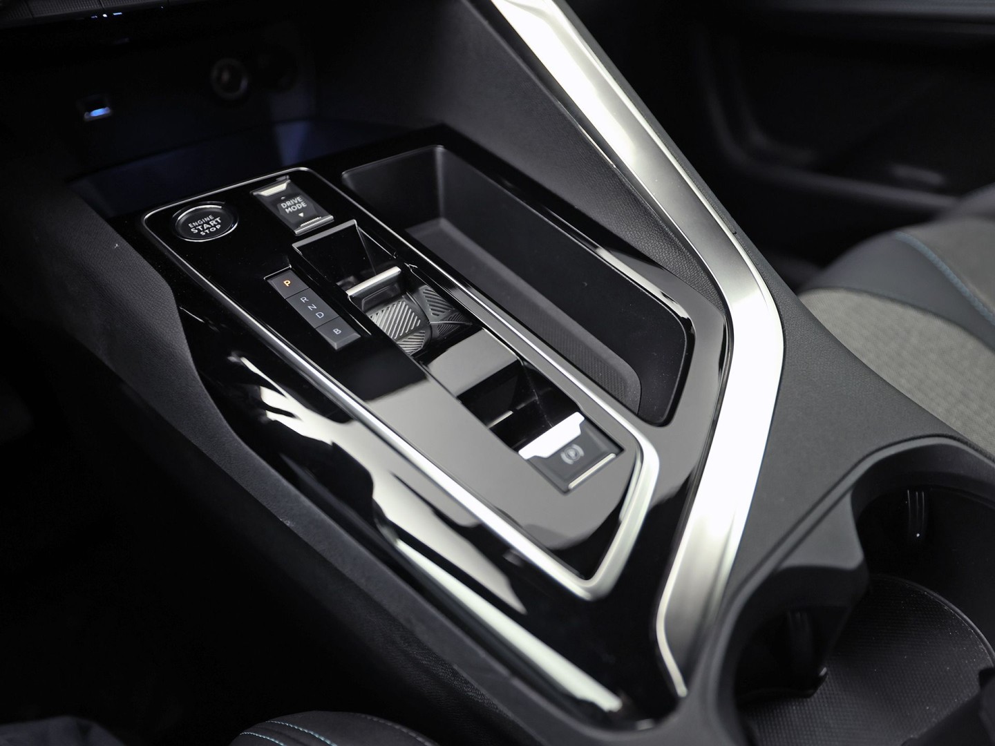 Peugeot 3008 1.6 HYbrid 225 Allure Sport 225Pk Automaat (APPLE CARPLAY, GROOT NAVI, 99% SOH, 360 CAMERA, LEDER, SPORTSTOELEN, ZWART HEMEL, GETINT GLAS, NIEUWSTAAT)