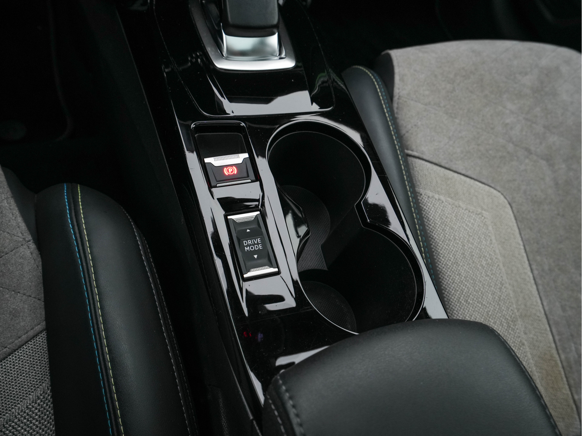 Peugeot e-208 EV GT-Line 350 50 kWh (INCL-BTW) *PANO | FULL-LED | DIGI-COCKPIT | BLINDSPOT | CAMERA | LEATHER-ALCANTARA | AMBIENT-LIGHT | NAVI-FULLMAP | LANE-ASSIST | KEYLESS | DAB | CCS-FASTLOADER | HEATED-SPORTSEATS | 17"ALU