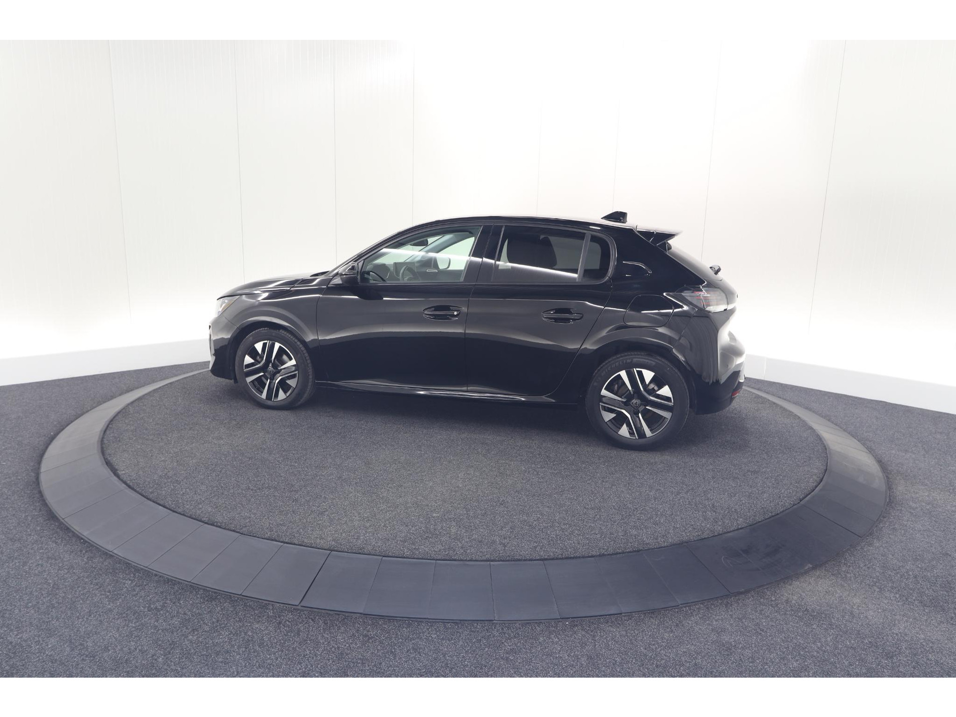 Peugeot 208 PureTech 100 Allure | Parkeersensoren | Navigatie | Apple Carplay
