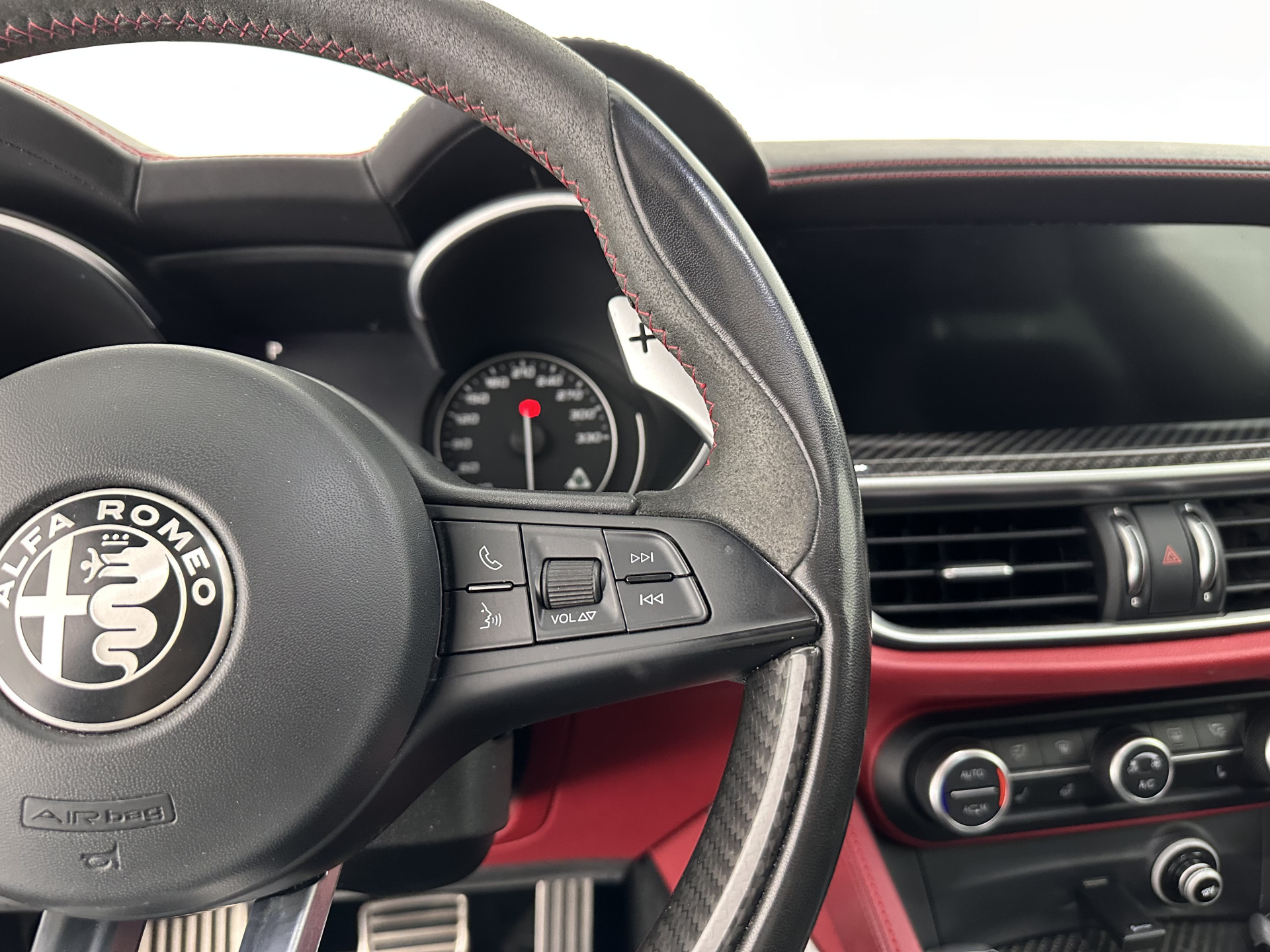 Alfa Romeo Stelvio 2.9 V6 AWD Quadrifoglio (INCL-BTW) Aut. *PANO | LEATHER-ALCANTARA | XENON | ADAPTIVE-CRUISE | BLIND-SPOT | HARMAN/KARDON | MEMORY-PACK | HEATED-SPORTSEATS | DAB+ | KEYLESS | CARPLAY | NAVI-FULLMAP | CARBON-INLAY |..