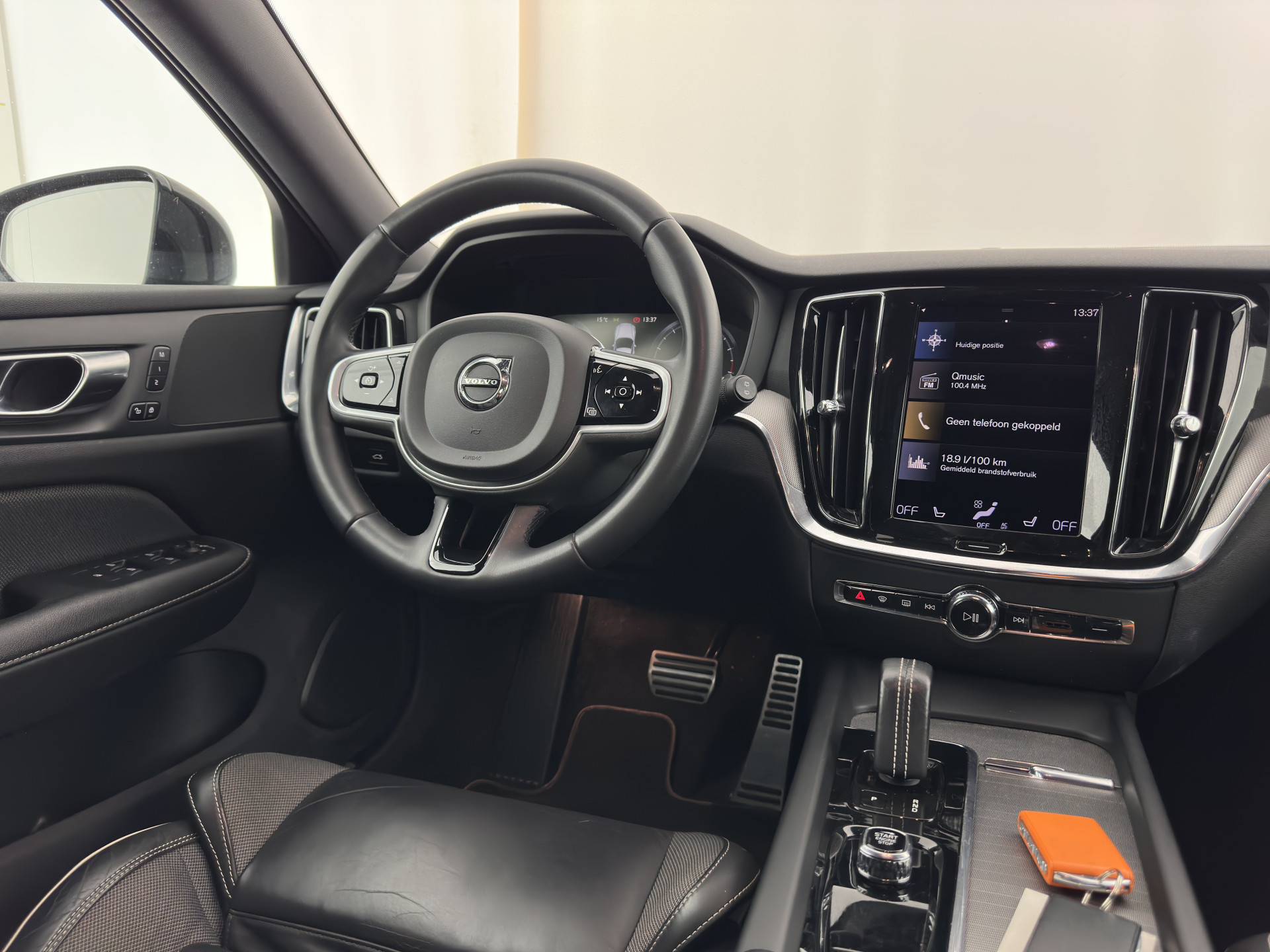 Volvo V60 2.0 B3 R-Design (INCL-BTW) *LEATHER-FABRIC | DIGI-COCKPIT | FULL-LED | MEMORY-PACK | HEATED-SPORTSEATS | LANE-ASSIST | NAVI-FULLMAP | CAMERA | DAB+ | PRIVACY-GLASS | ECC | PDC | TOWBAR | 19''ALU*