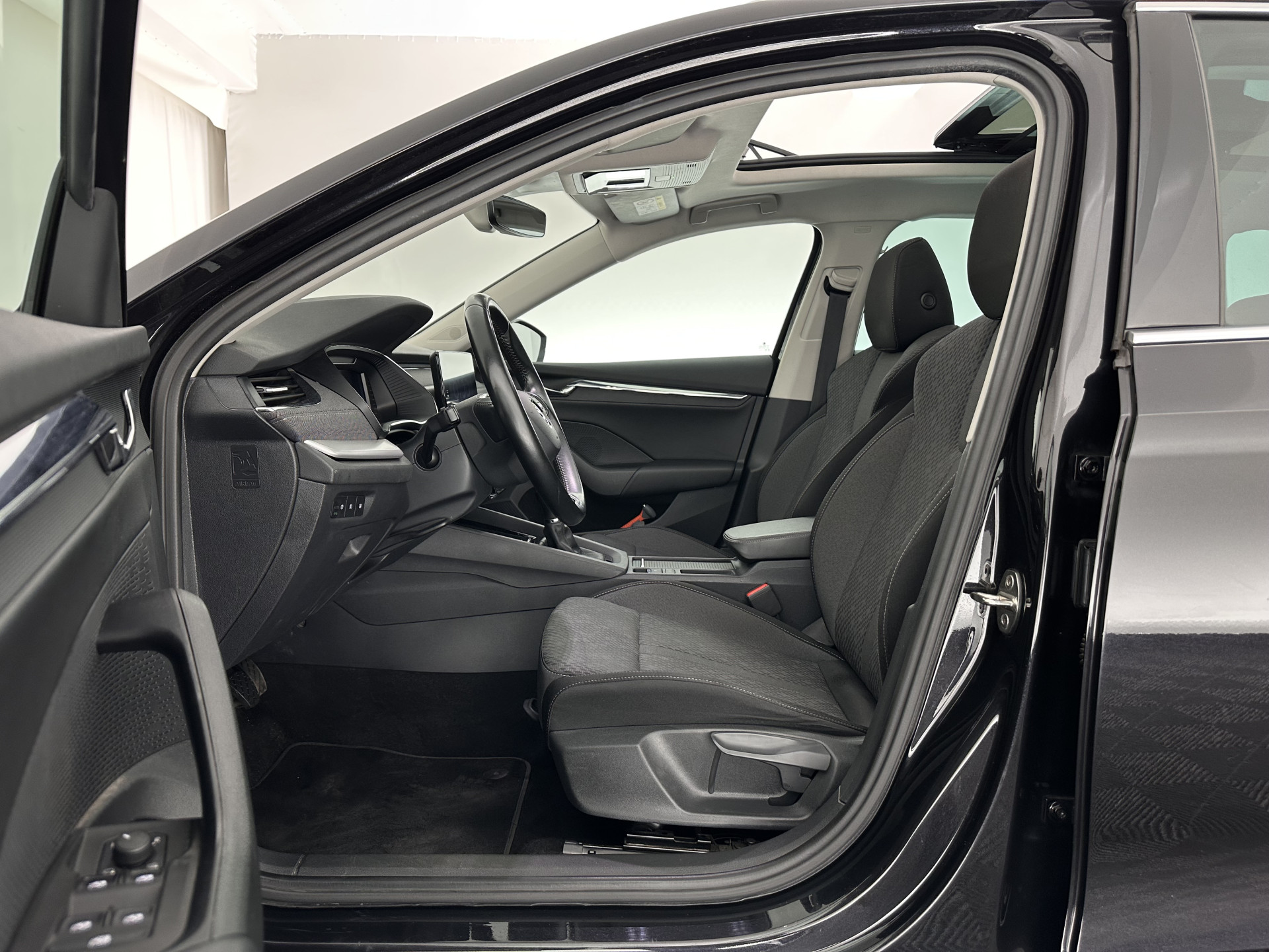 ŠKODA Octavia Combi 1.0 TSI Style (INCL-BTW) *PANO | FULL-LED | LANE-ASSIST | DIGI-COCKPIT | HEATED-COMFORTSEATS | NAVI-FULLMAP | PRIVACYGLASS | KEYLESS | DAB | ECC | PDC | CRUISE | TOWBAR | 18''ALU*