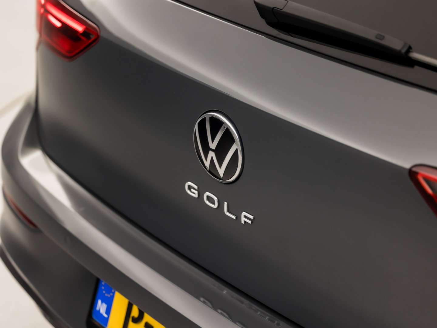 Volkswagen Golf 1.5 TSI Sport 150Pk Automaat (APPLE CARPLAY, GROOT NAVI, STUUR/STOELVERWARMING, SPORTSTOELEN, GETINT GLAS, SFEERVERLICHTING, KEYLESS, NIEUWSTAAT)