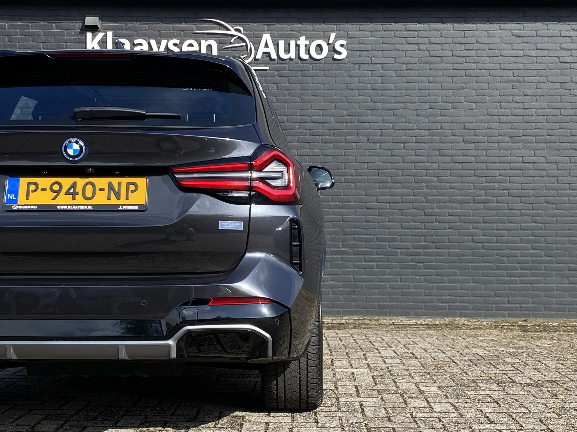 BMW iX3 M Sport High Executive 80 kWh | 1e eigenaar | dealer onderhouden | panoramadak | leder interieur | SOH accu 99.5%