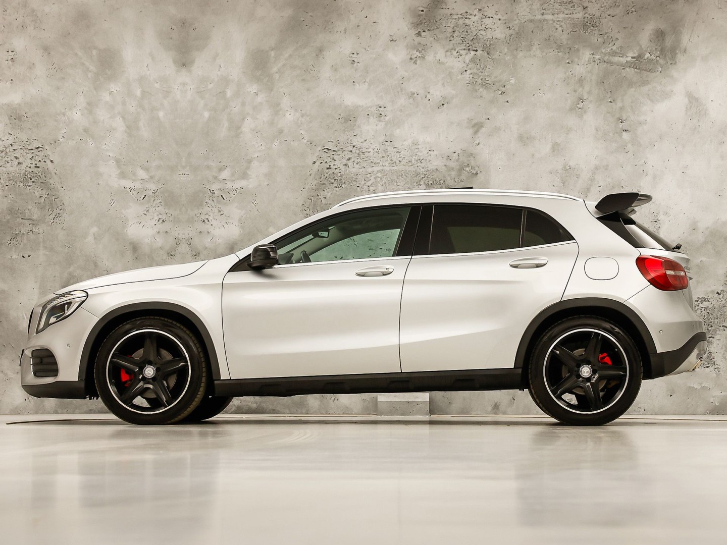 Mercedes-Benz GLA 250 250 4Matic AMG Edition 1 Sport Automaat (PANORAMADAK, CLIMATE, SPOILER, RODE GORDELS, SPORTSTOELEN, STOELVERWARMING, GETINT GLAS, NIEUWSTAAT)