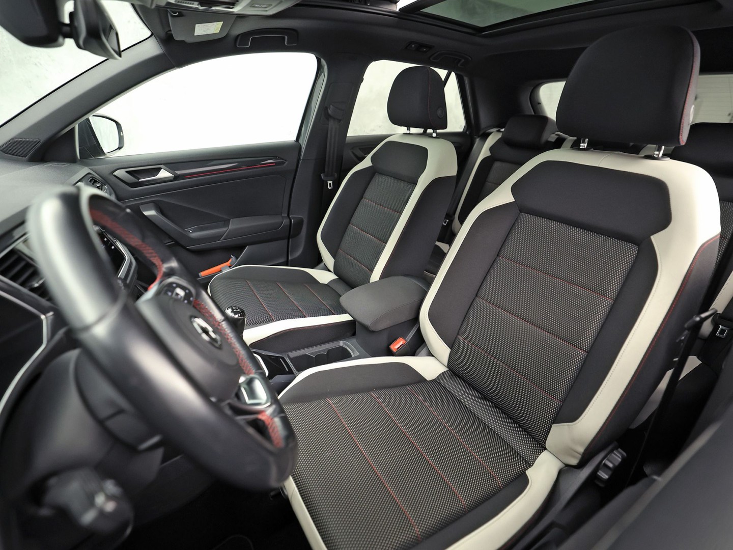Volkswagen T-Roc 1.5 TSI Sport (NAP, APPLE CARPLAY, VIRTUAL DASHBOARD, PANORAMADAK, SPORTSTOELEN, CLIMATE,  NIEUWE APK, NIEUWSTAAT)