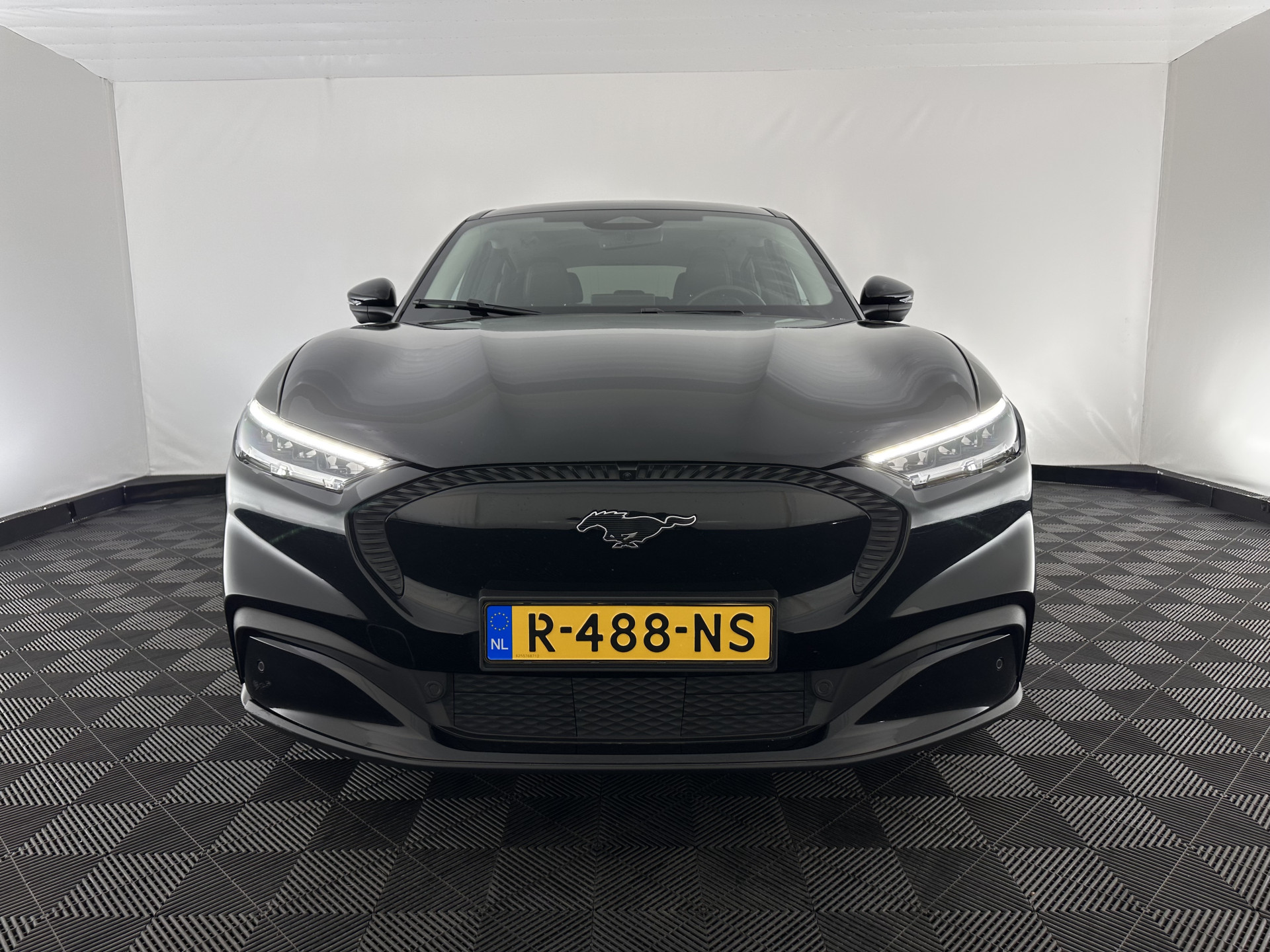 Ford Mustang Mach-E RWD 75 kWh [ 3-Fase-11kW ] {SOH-84%} (INCL-BTW) *LEATHER | FULL-LED | DAB | DIGI-COCKPIT | KEYLESS | NAVI-FULLMAP | CARPLAY | HEATED-COMFORTSEATS | TOPVIEW | ADAPTIVE-CRUISE | PRIVACY-GLASS | 18'' ALU*