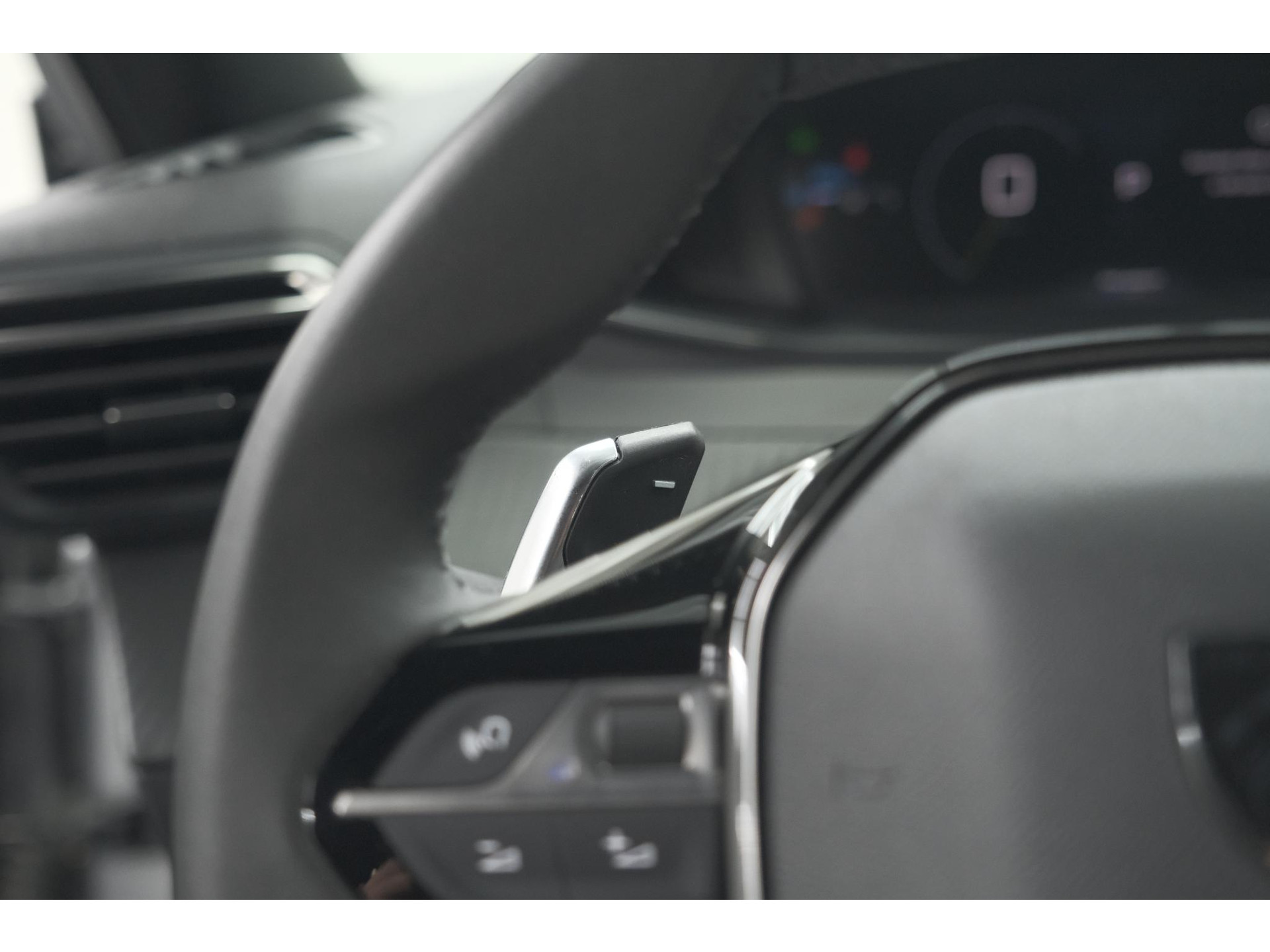 Peugeot 2008 Hybrid 136 e-DSC6 Allure | 360 Camera | Adaptieve Cruise Control | Dodehoekdetectie | Navigatie